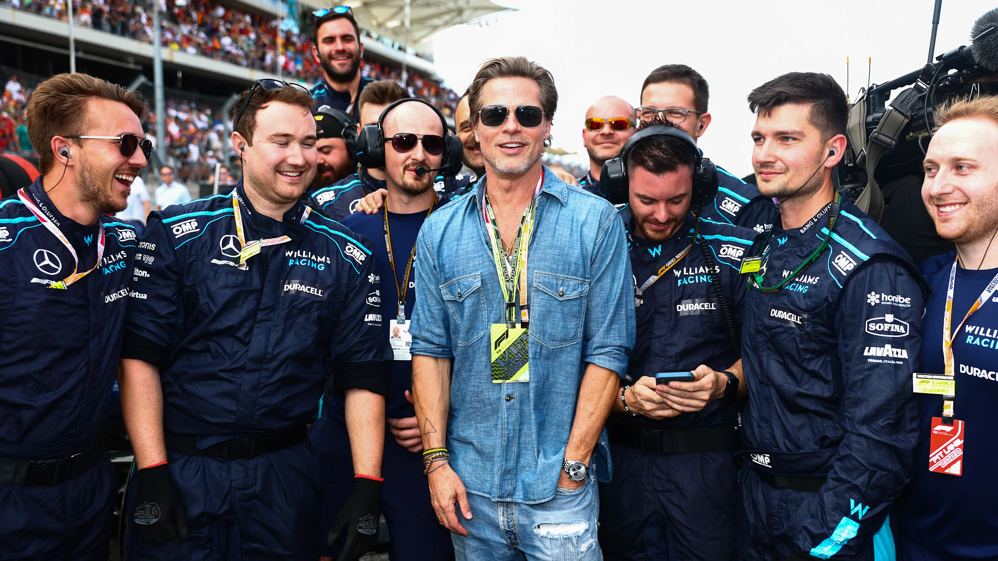 AUSTIN, TEXAS - OCTOBER 23: Brad Pitt poses for a photo with the Williams team during the F1 Grand