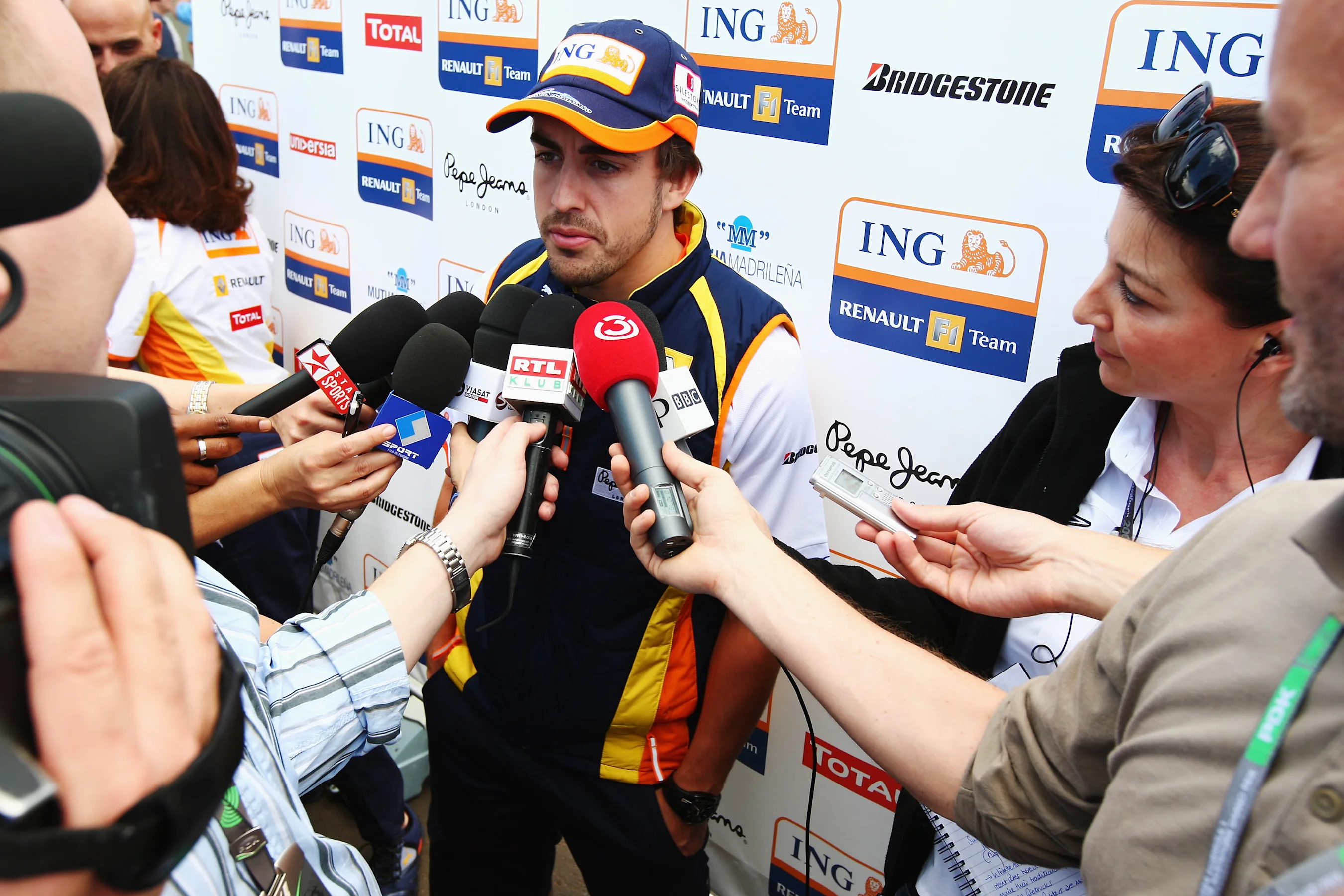 MELBOURNE, AUSTRALIA - MARCH 26:  Fernando Alonso of Spain and Renault is seen talking to the media
