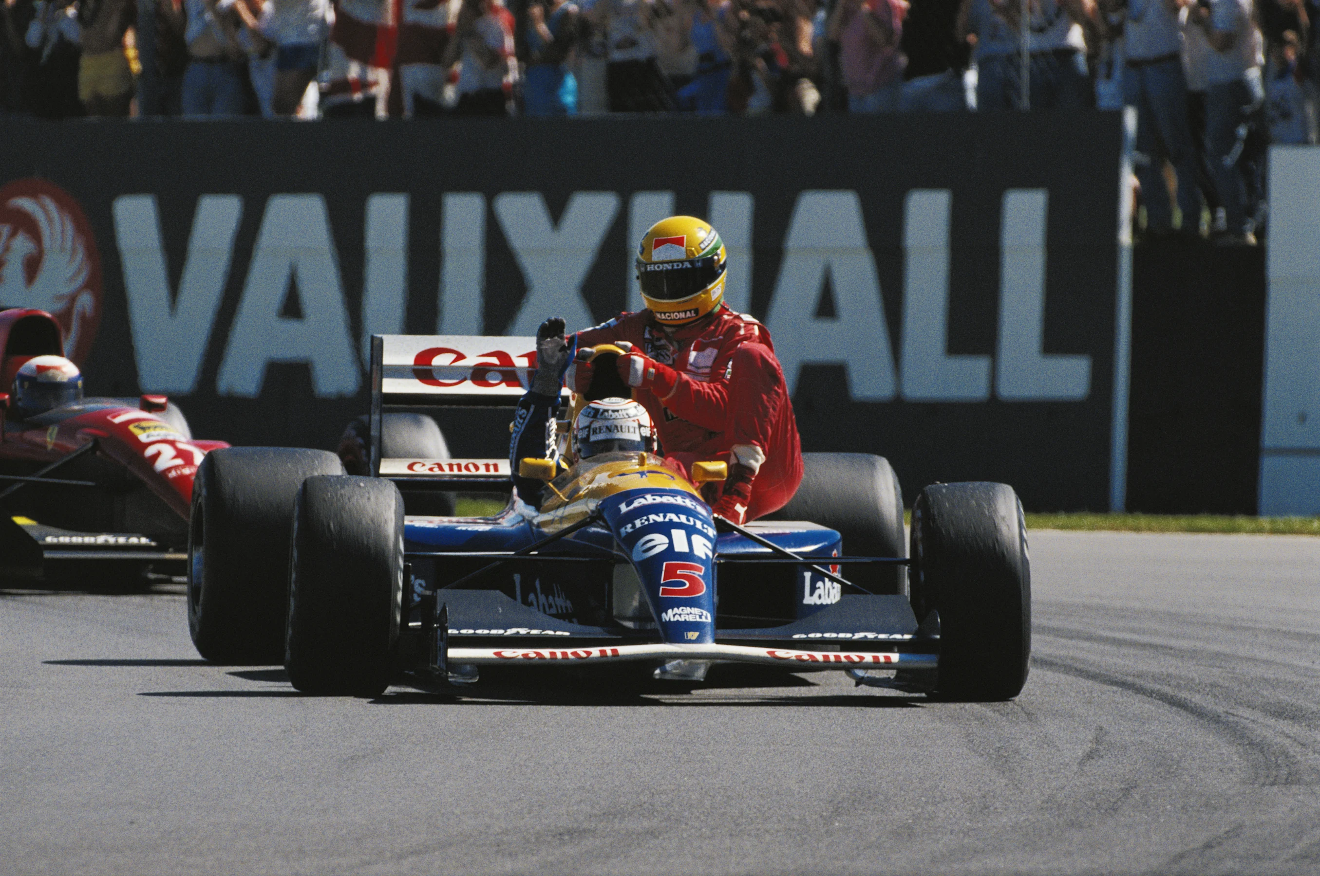 1991:  Williams Renault driver Nigel Mansell of Great Britain gives McLaren Honda driver Ayrton