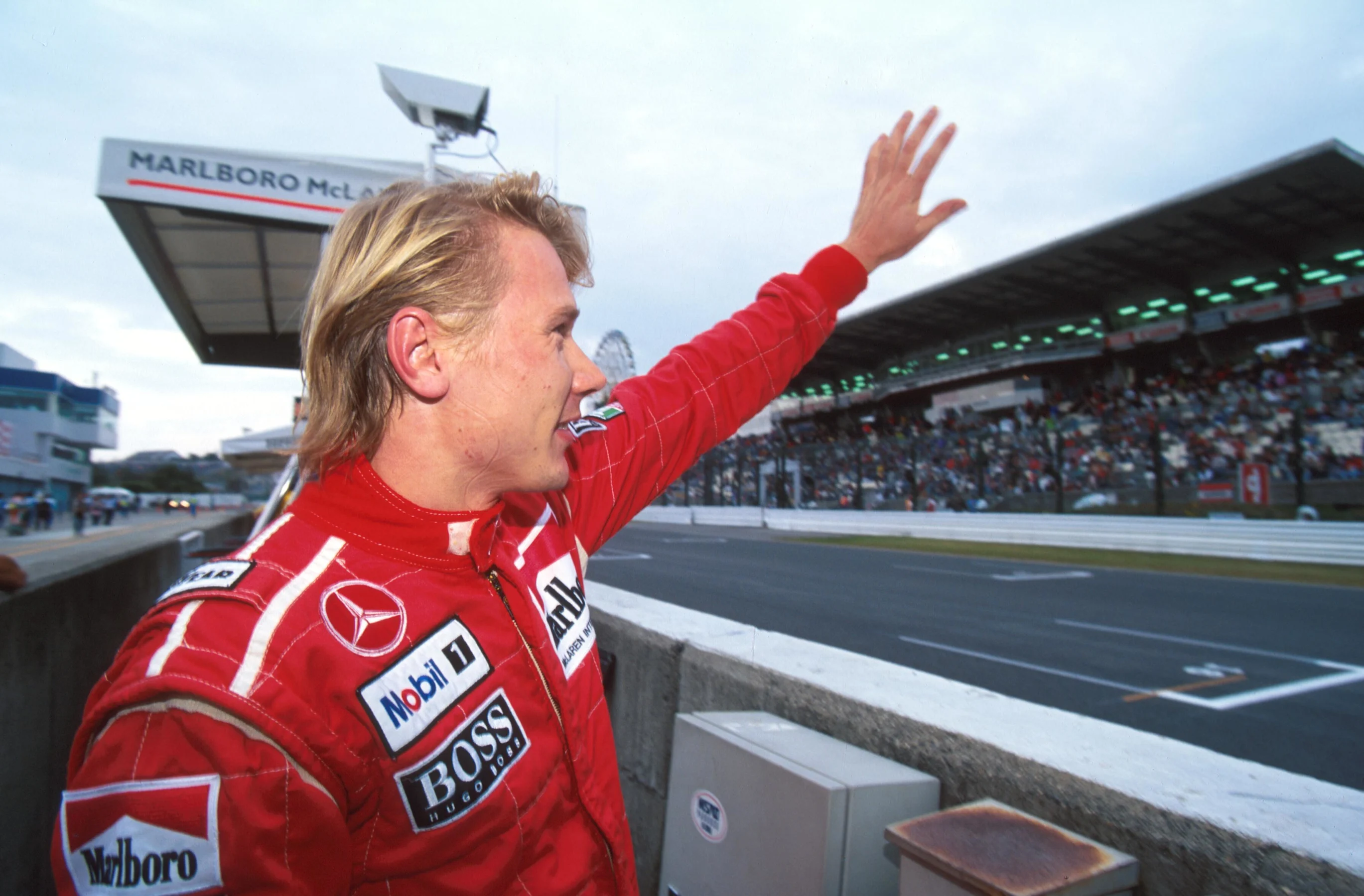 Mika Hakkinen(FIN) Mclaren MP4-10B salutes the fans Japanese Grand Prix, Suzuka, 29th October 1995