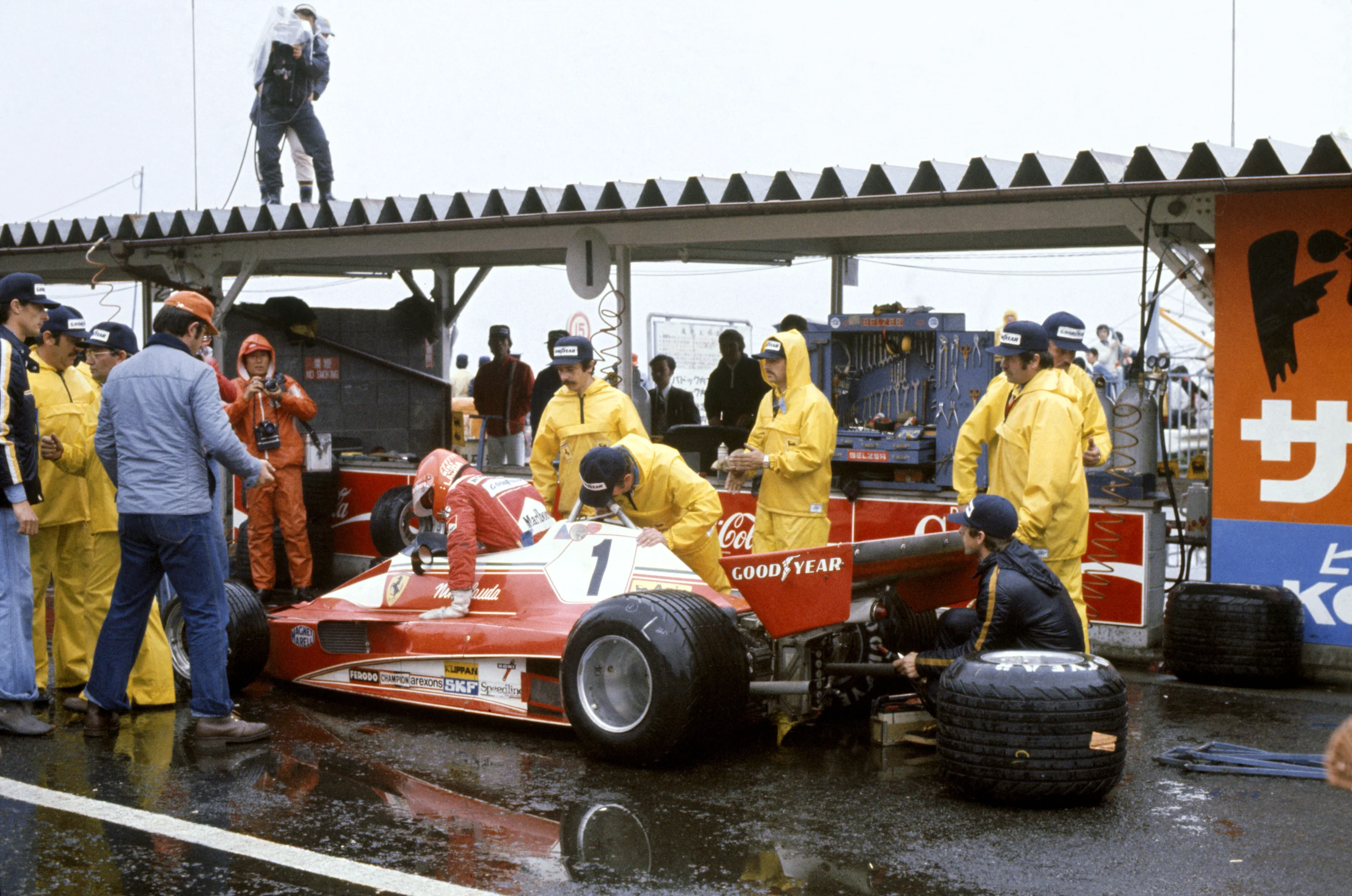 1976 Japanese Grand Prix. Fuji, Japan. 15-17 October 1976. Niki Lauda (Ferrari 312T), withdraws