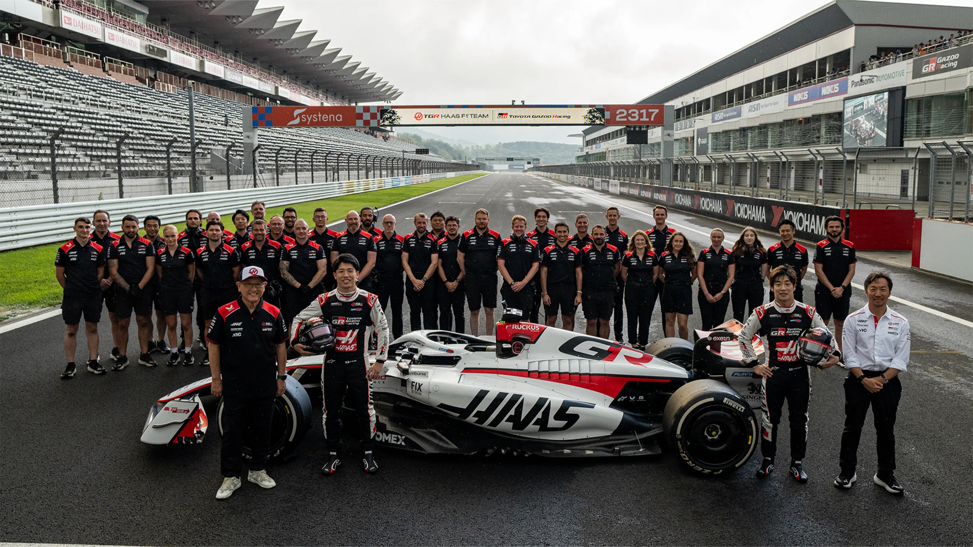 TeamPhoto_01-548.png