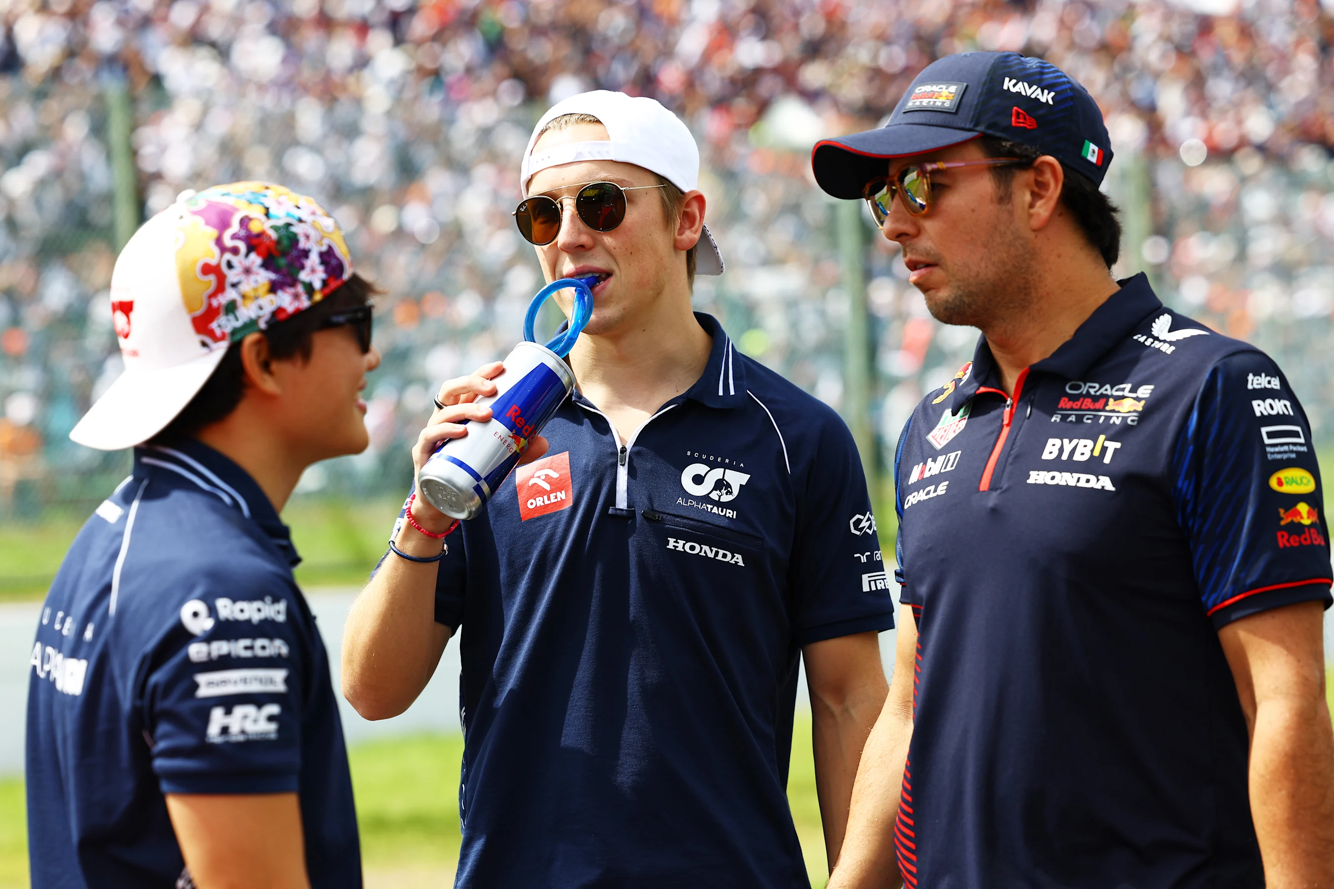 SUZUKA, JAPAN - SEPTEMBER 24: Liam Lawson of New Zealand and Scuderia AlphaTauri talks with Yuki