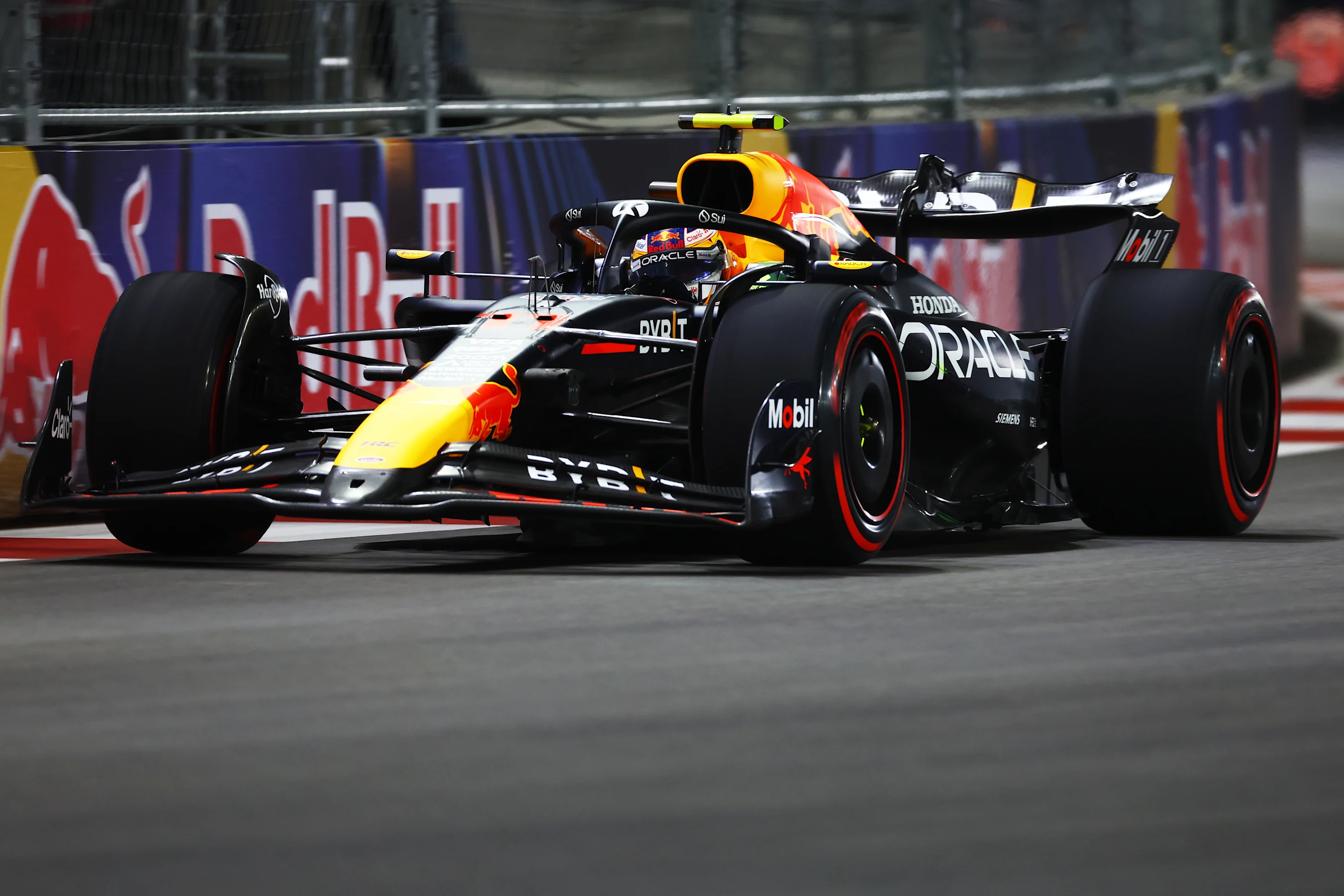 LAS VEGAS, NEVADA - NOVEMBER 21: Sergio Perez of Mexico driving the (11) Oracle Red Bull Racing