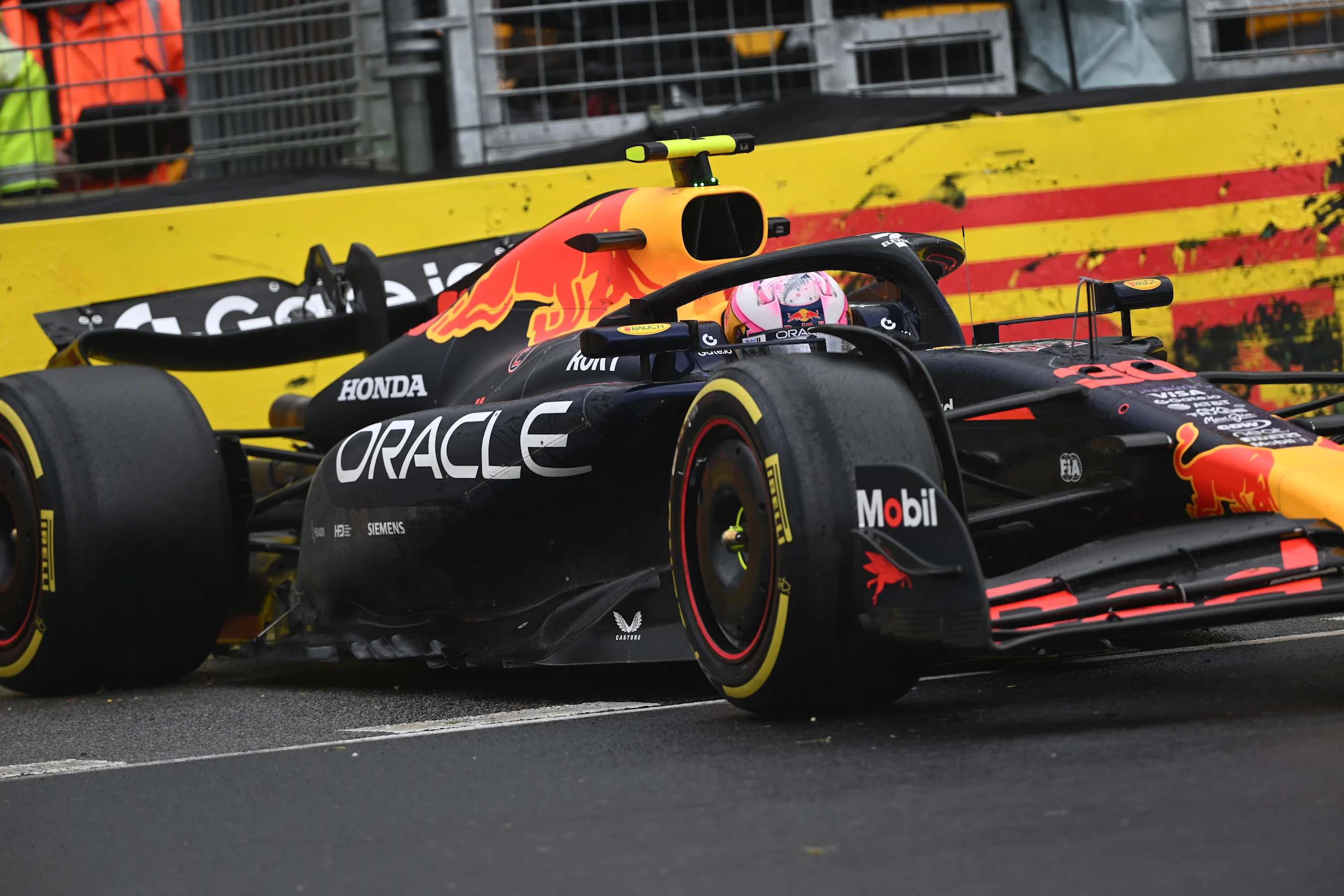 MELBOURNE, AUSTRALIA - MARCH 16: Liam Lawson of New Zealand driving the (30) Oracle Red Bull Racing