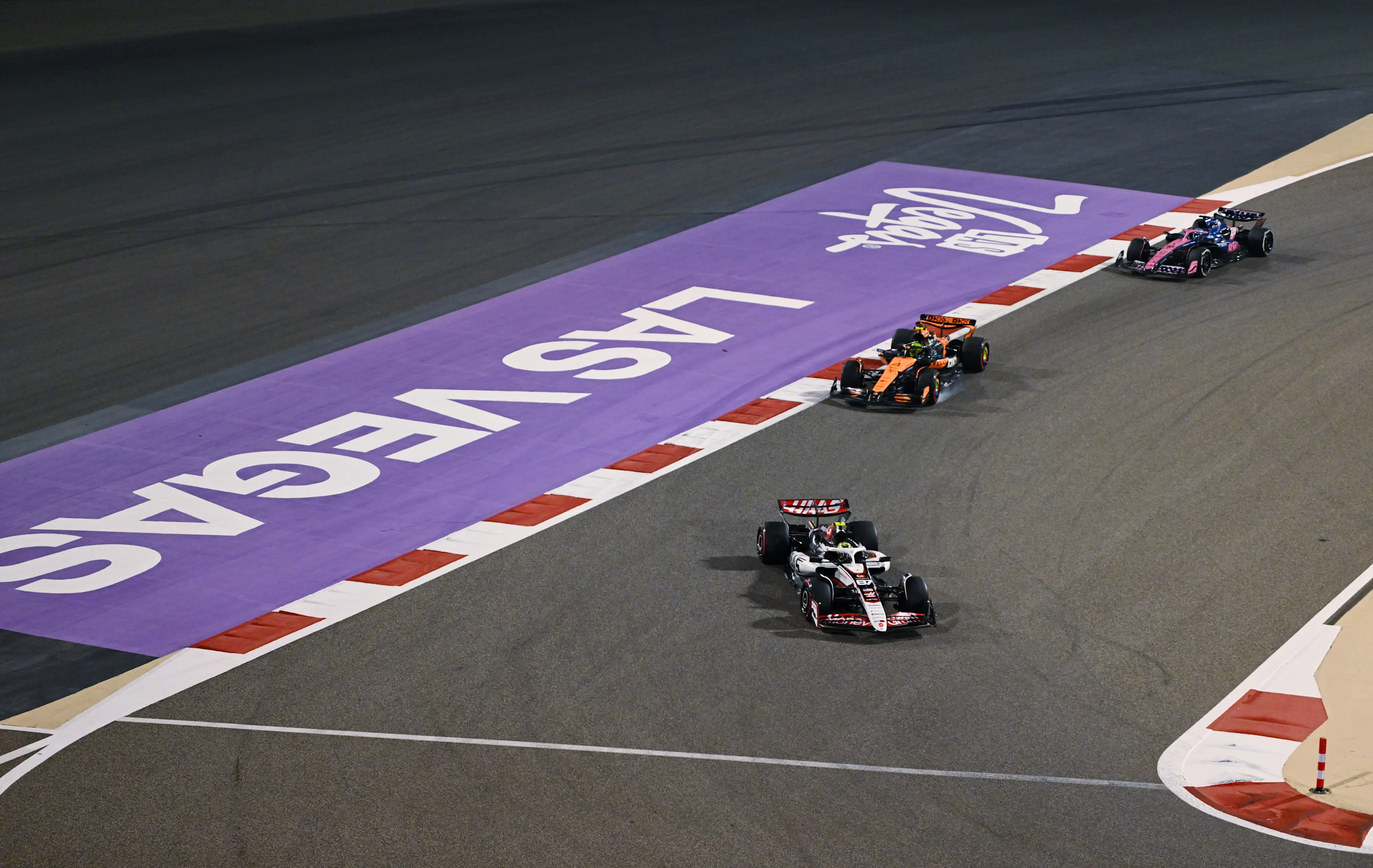 BAHRAIN, BAHRAIN - APRIL 11: Oliver Bearman of Great Britain driving the (87) Haas F1 VF-25 Ferrari