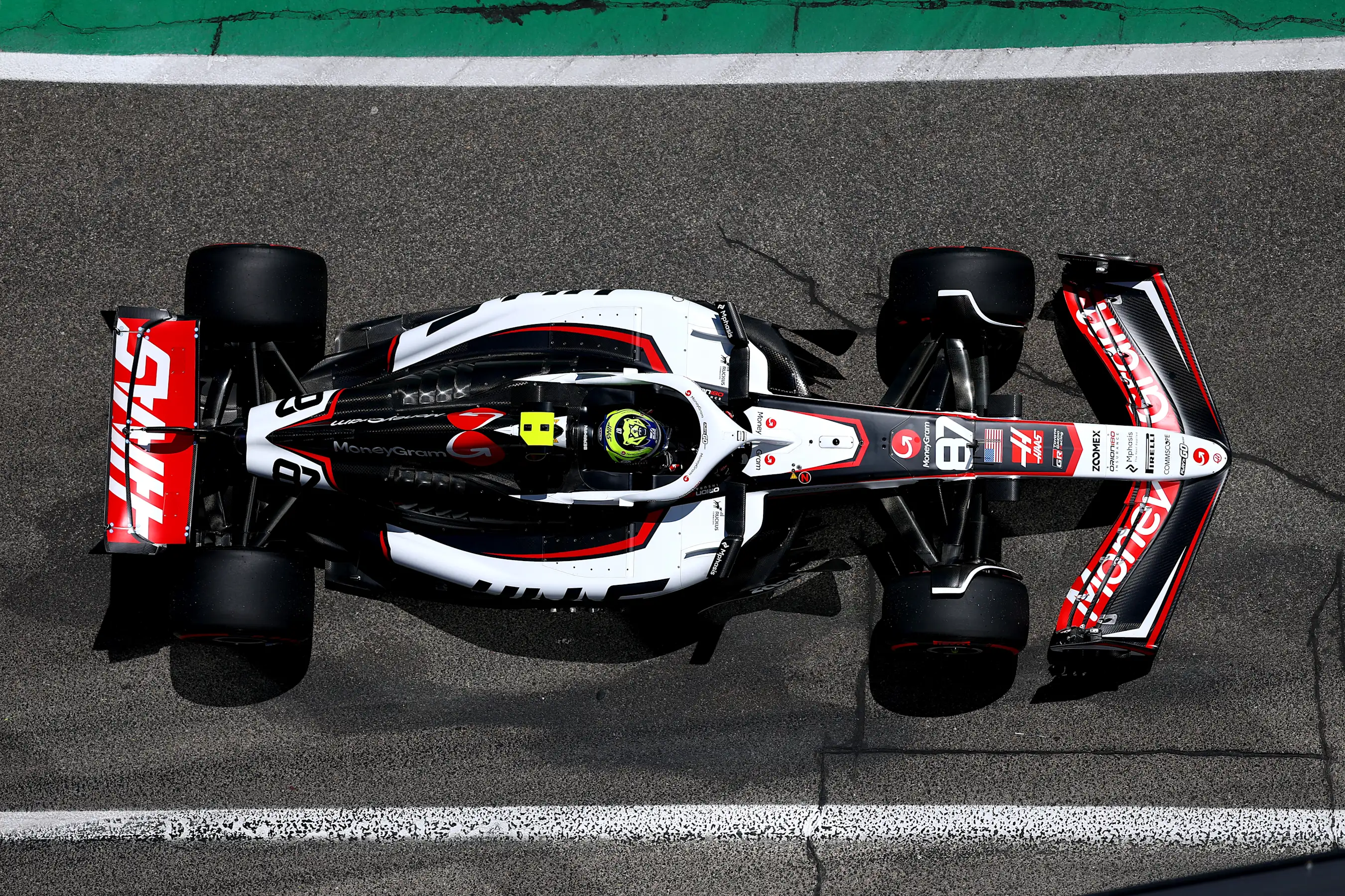 IMOLA, ITALY - MAY 16: Oliver Bearman of Great Britain driving the (87) Haas F1 VF-25 Ferrari in