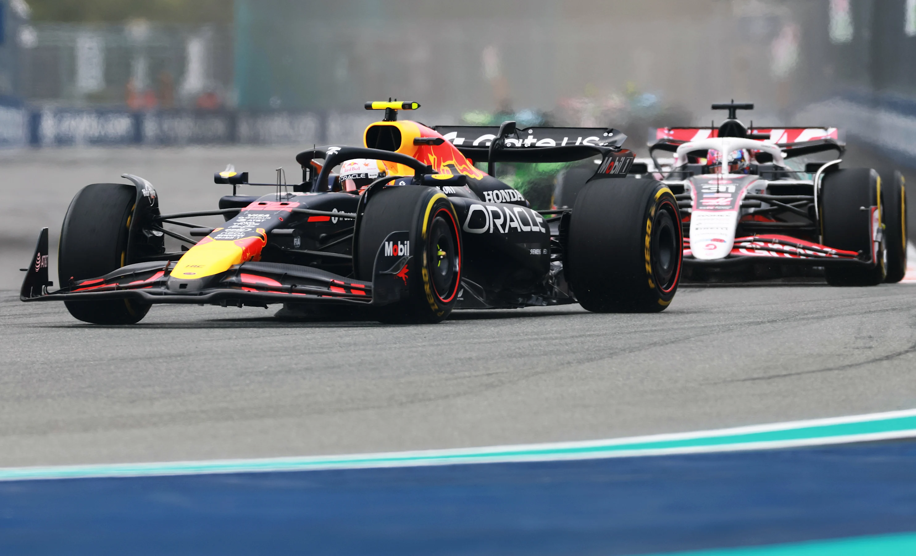 MIAMI, FLORIDA - MAY 04: Yuki Tsunoda of Japan driving the (22) Oracle Red Bull Racing RB21 leads