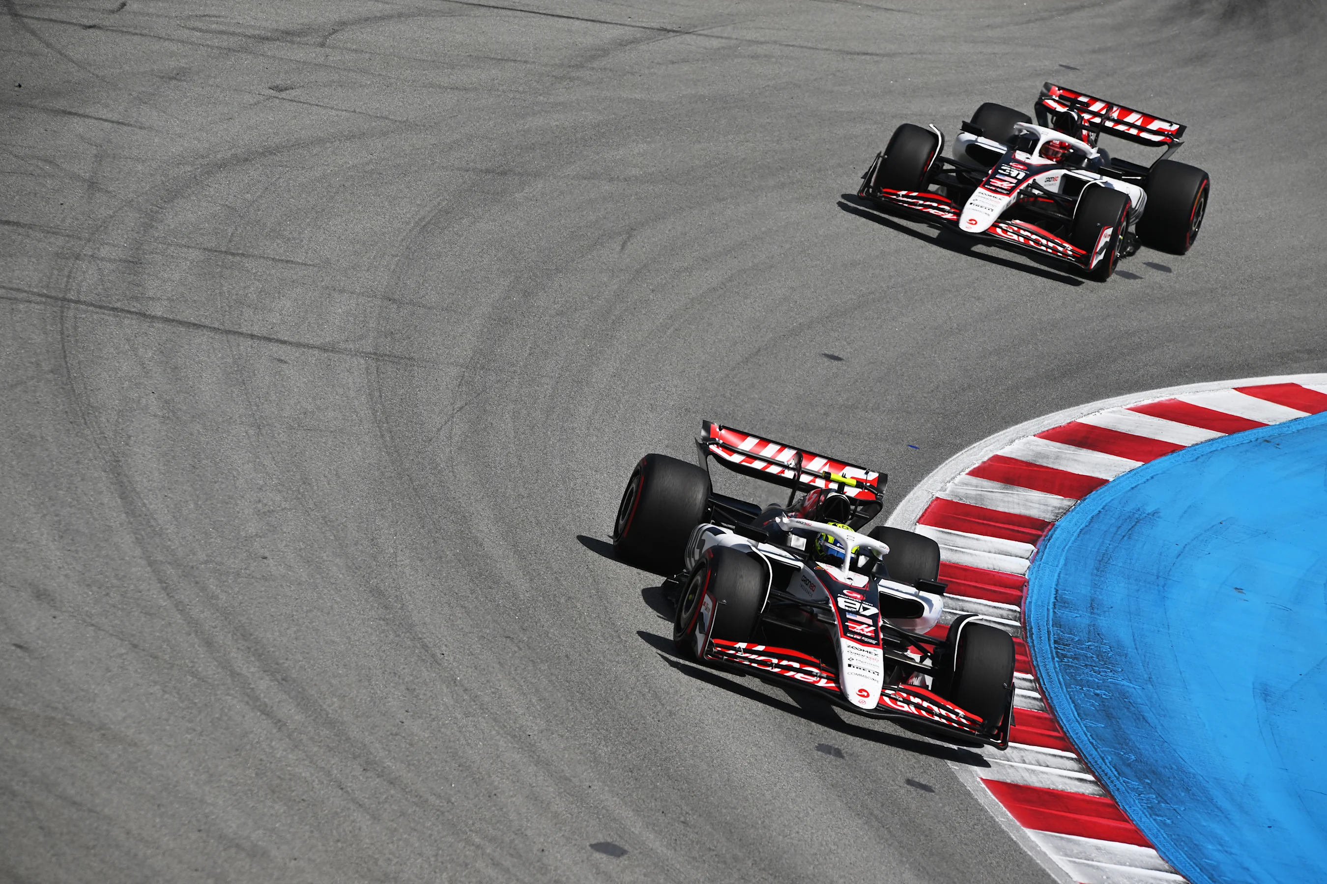 BARCELONA, SPAIN - JUNE 01: Oliver Bearman of Great Britain driving the (87) Haas F1 VF-25 Ferrari