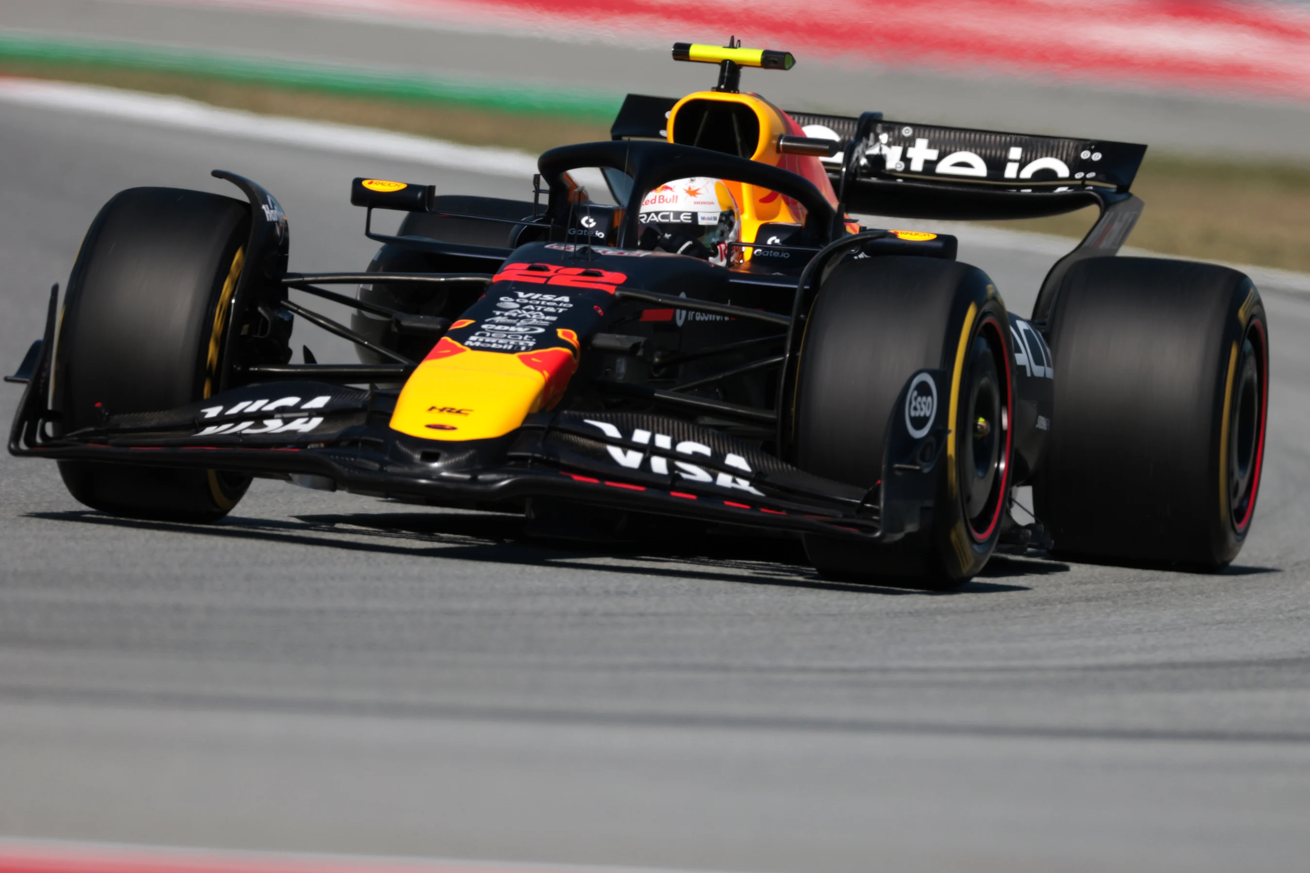 BARCELONA, SPAIN - MAY 30: Yuki Tsunoda of Japan driving the (22) Oracle Red Bull Racing RB21 on