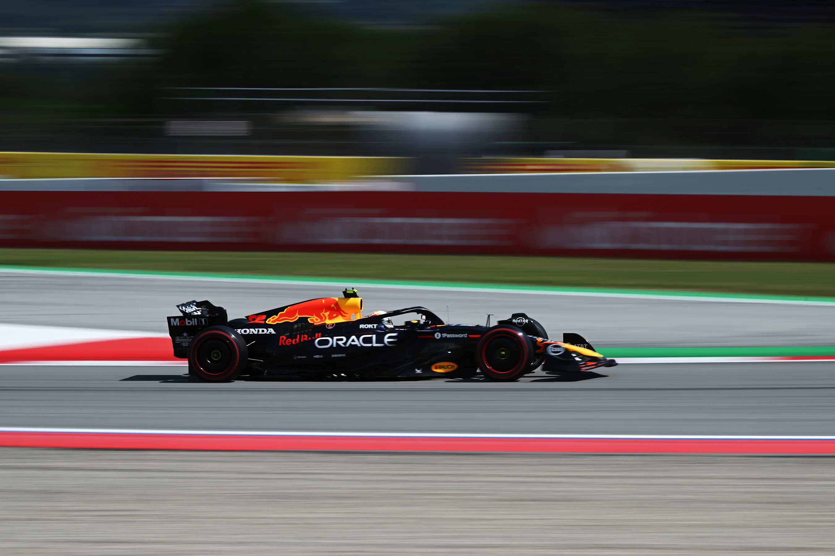 BARCELONA, SPAIN - MAY 31: Yuki Tsunoda of Japan driving the (22) Oracle Red Bull Racing RB21 on