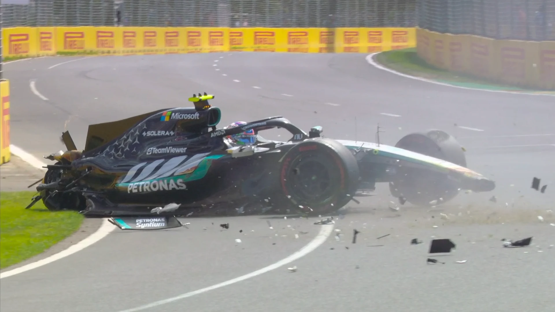 안토넬리가 호주 오픈 FP3에서 극적으로 추락하는 모습을 지켜보세요