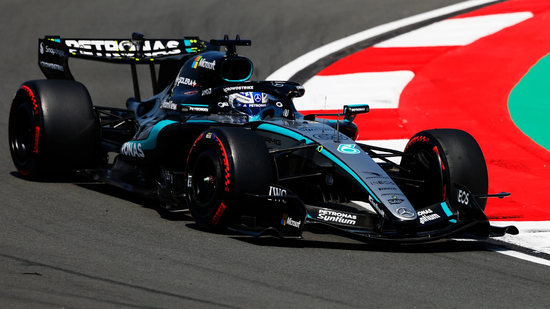 LIVE COVERAGE: Hamilton and Russell fight for Sprint lead in China