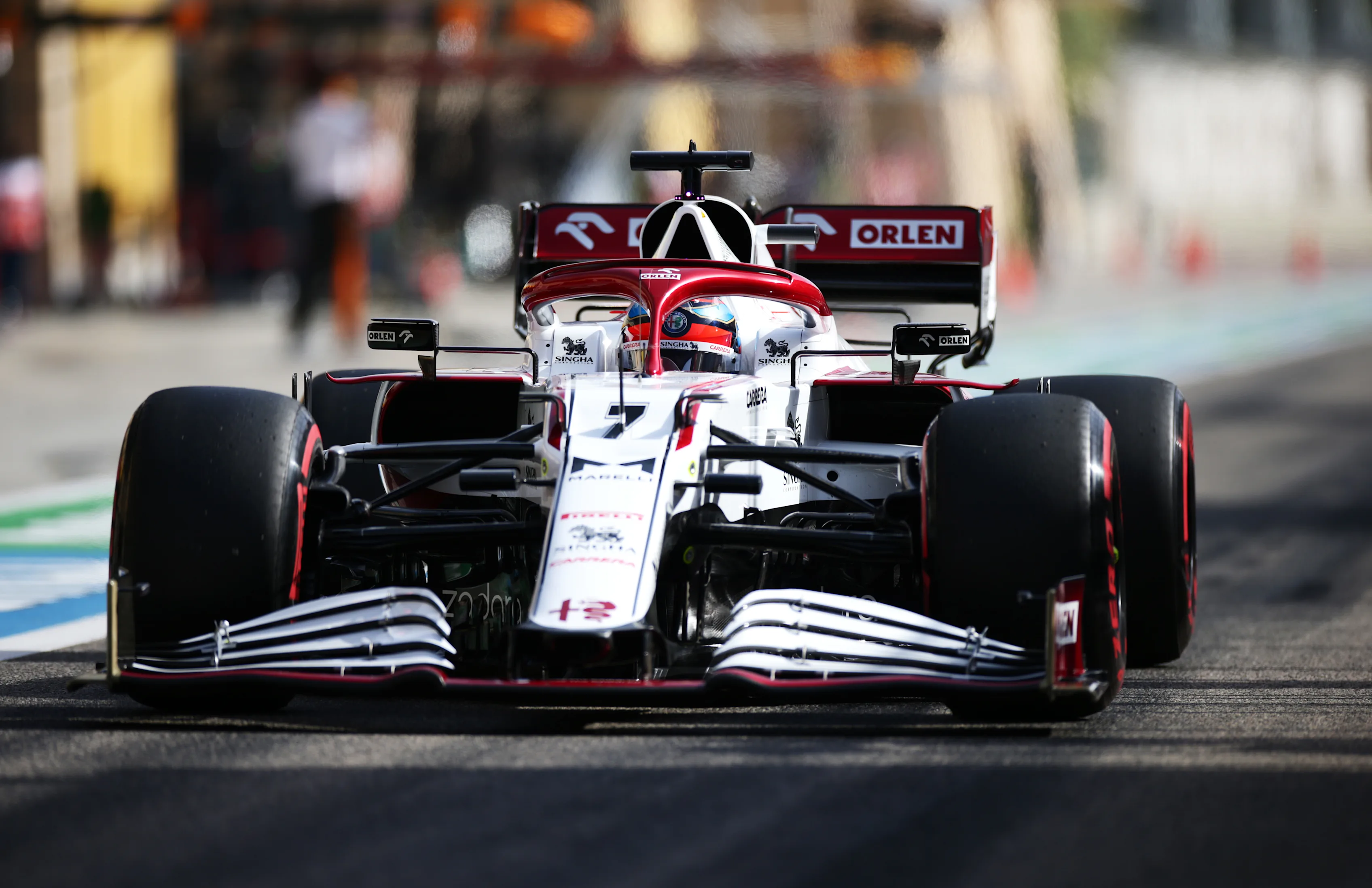 The front wing of Alfa Romeo's C41 is flat and close to the ground, unlike those of the likes of Mercedes (next image)