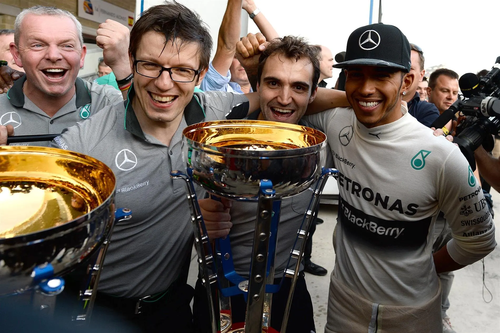 Race winner Lewis Hamilton (GBR) Mercedes AMG F1 celebrates with the team. Formula One World Championship, Rd17, United States Grand Prix, Race, Austin, Texas, USA, Sunday, 2 November 2014