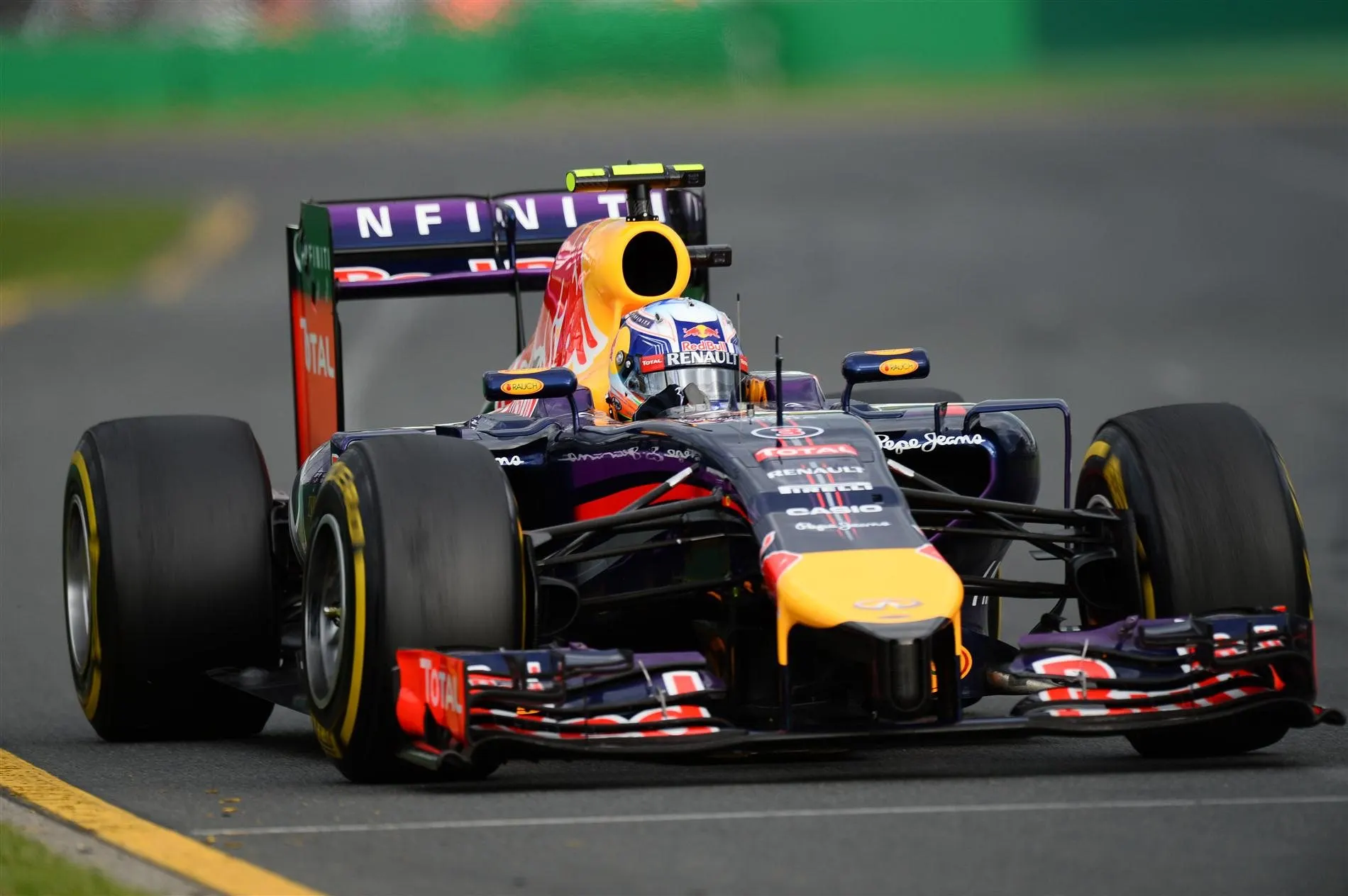 Daniel Ricciardo (AUS) Red Bull Racing RB10. Formula One World Championship, Rd1, Australian Grand Prix, Race, Albert Park, Melbourne, Australia, Sunday, 16 March 2014. © Sutton Images