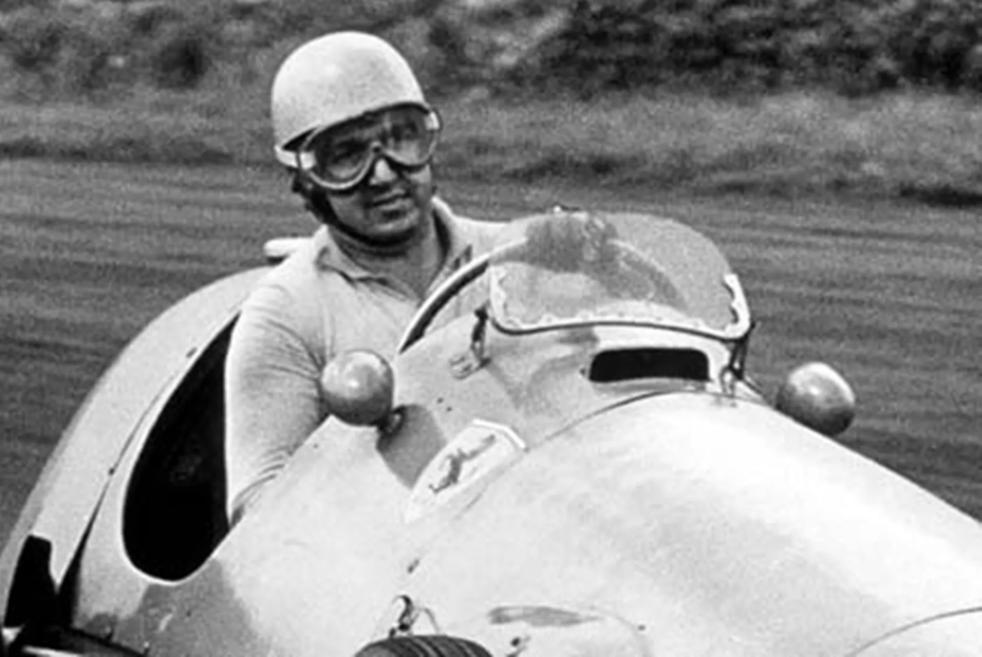 1952: Alberto Ascari at the wheel of the Ferrari 500 on the way to the first of his two world