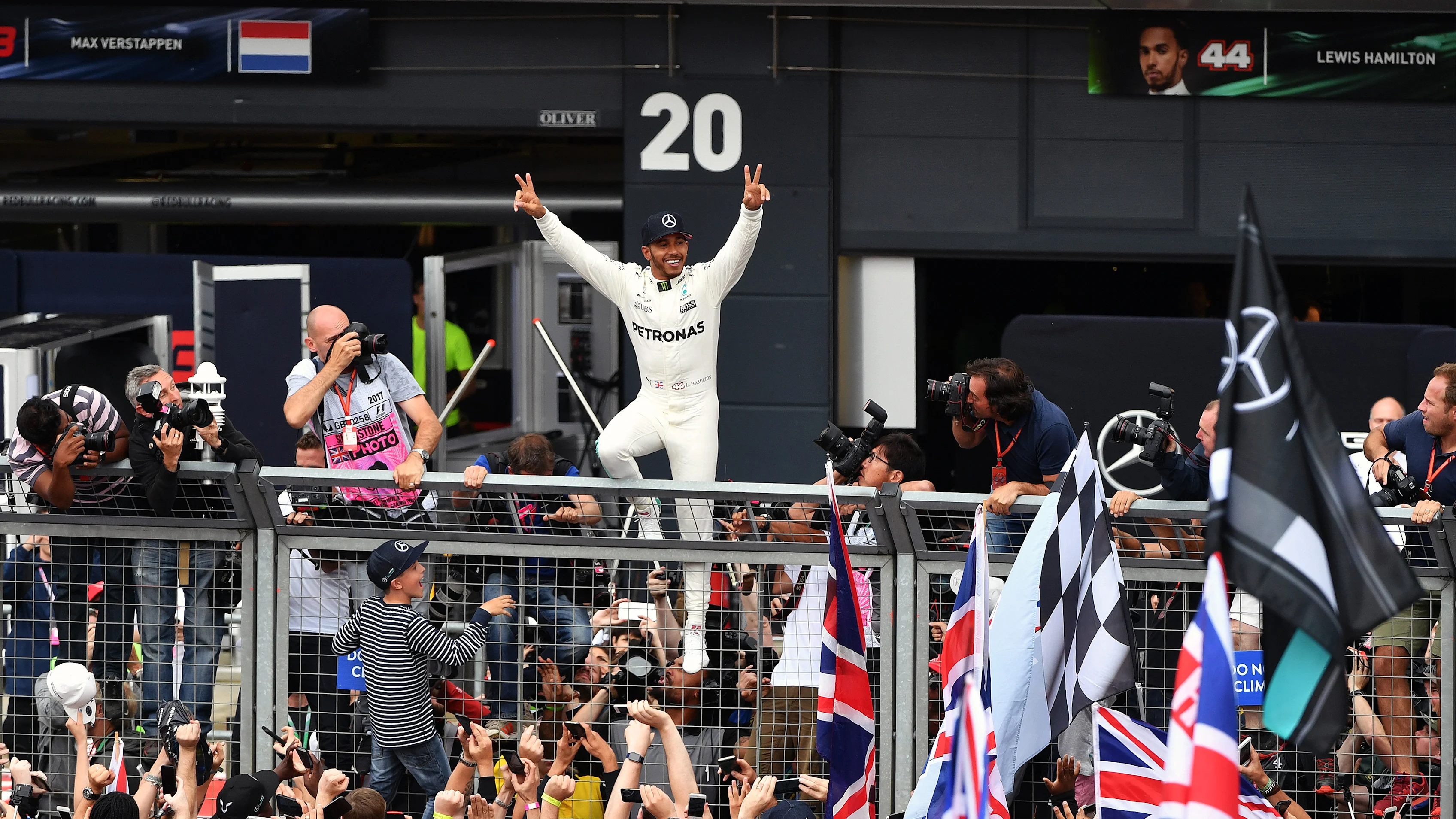 www.sutton-images.com
Race winner Lewis Hamilton (GBR) Mercedes AMG F1 celebrates with the fans at