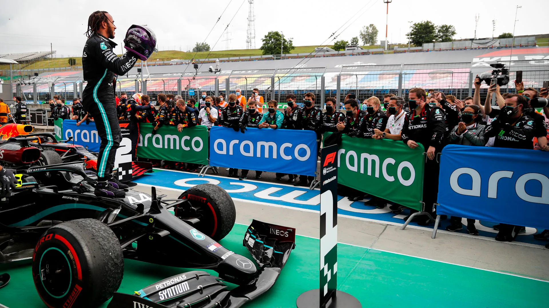 Race winner Lewis Hamilton, Mercedes-AMG Petronas F1 celebrates in Parc Ferme