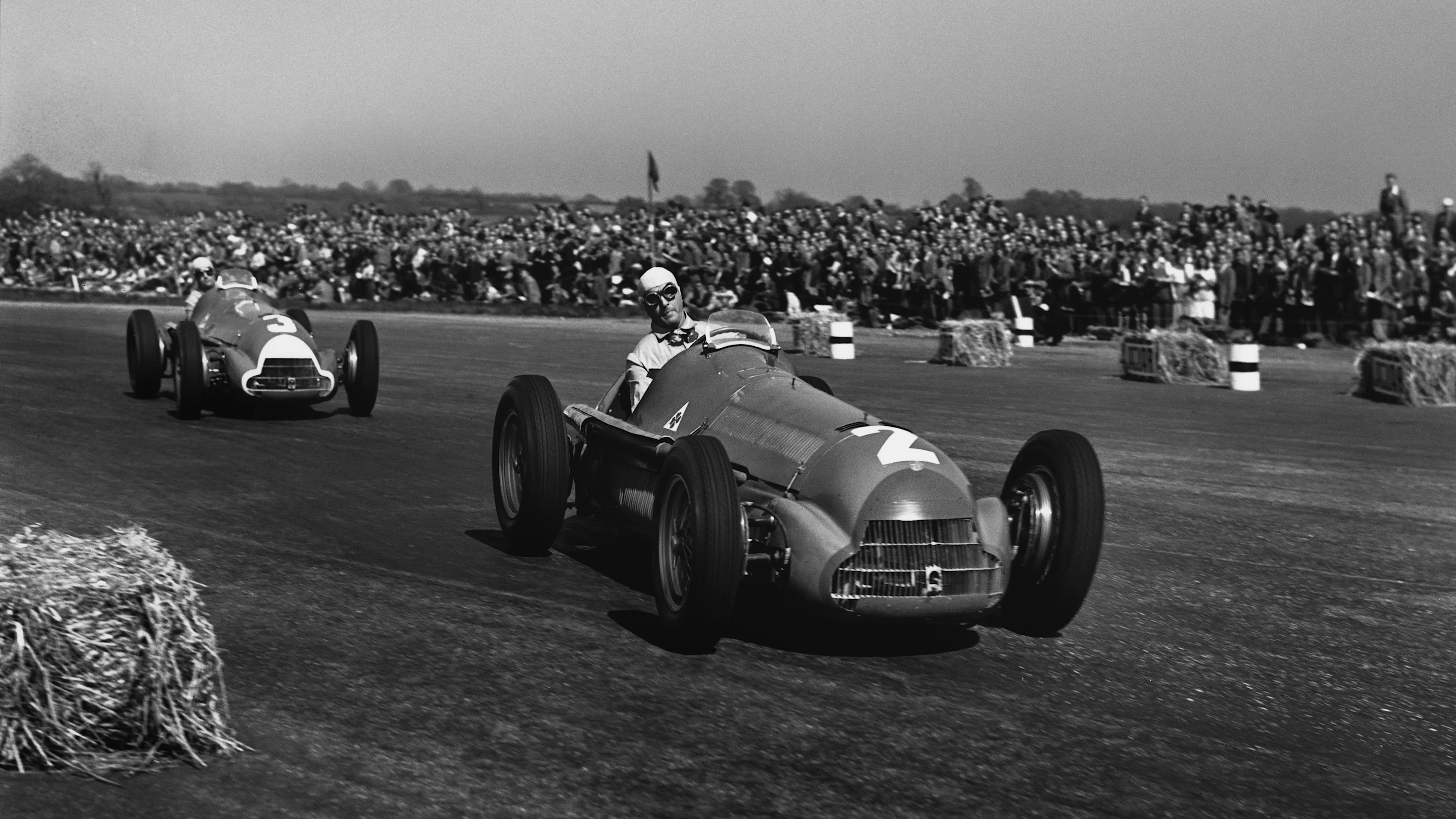 Silverstone, England.\r11-13 May 1950.\rGuiseppe Farina (Alfa Romeo 158), 1st position, leads Luigi