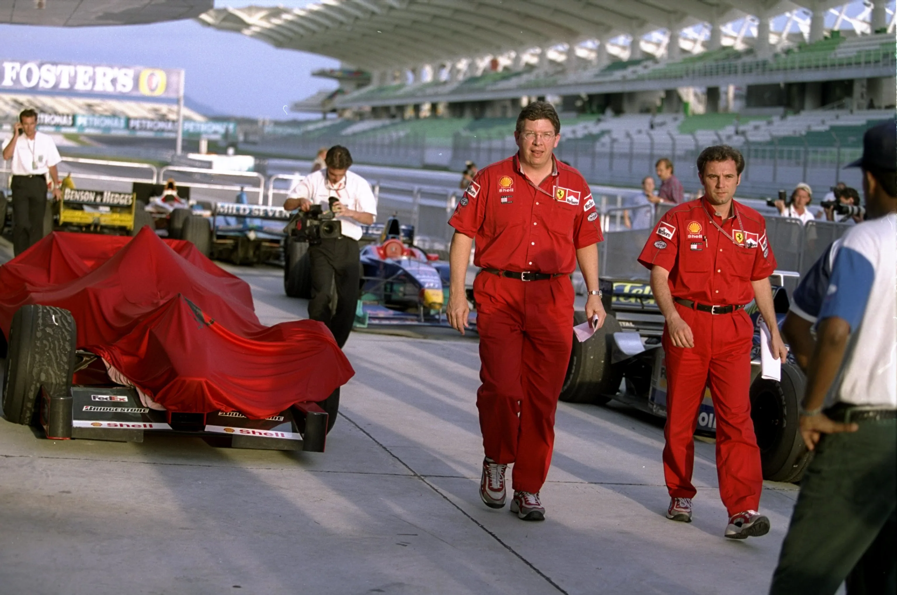 17 Oct 1999: Technical Director Ross Brawn (centre) and Team manager Stefano Domenicali of Ferrari