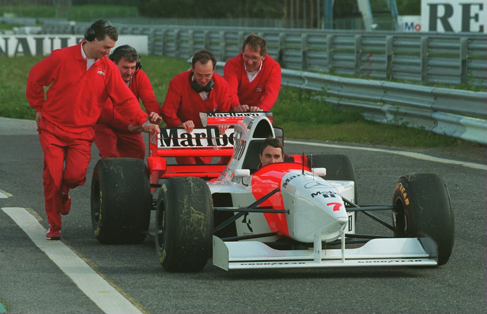 2 MAR 1995: AN UNDIGNIFIED START FOR NIGEL MANSELL OF GREAT BRITAIN AS MCCLAREN MECHANICS PUSH HIM