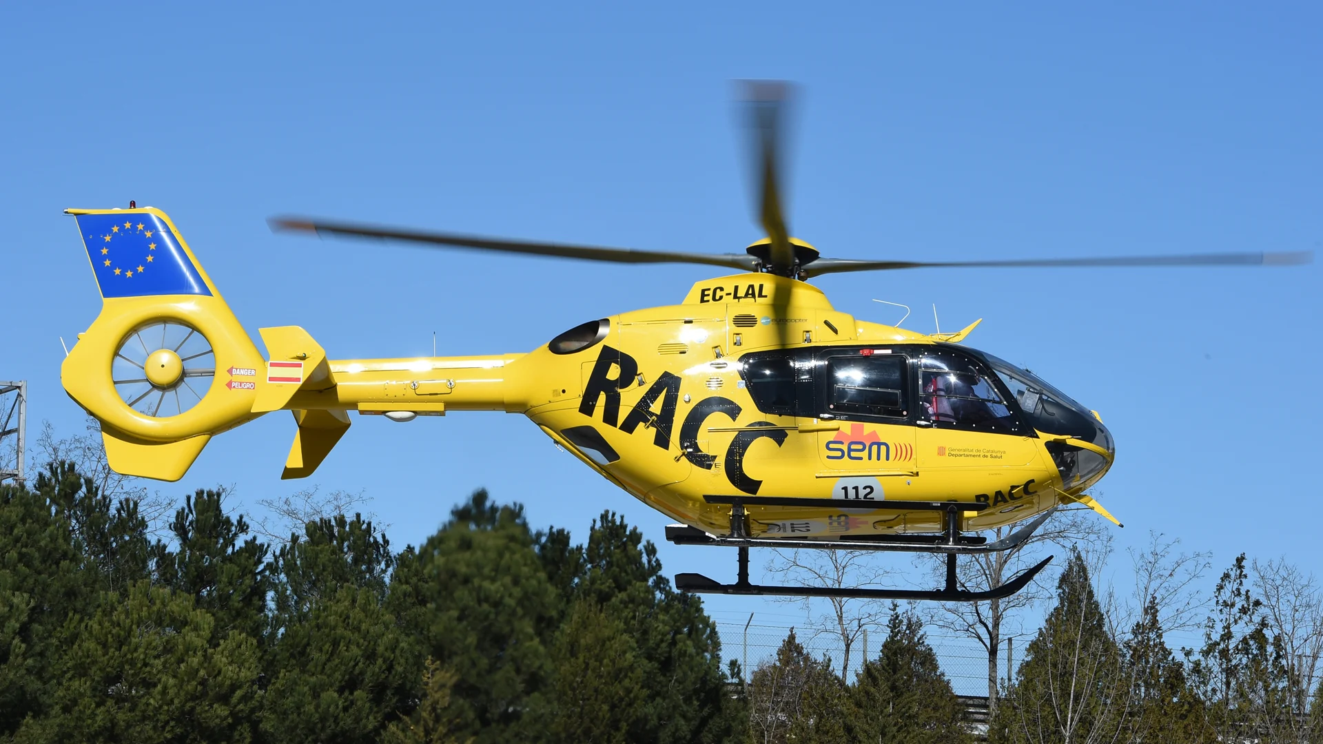 Fernando Alonso (ESP) McLaren is flown by helicopter to hospital after crashing at Formula One
