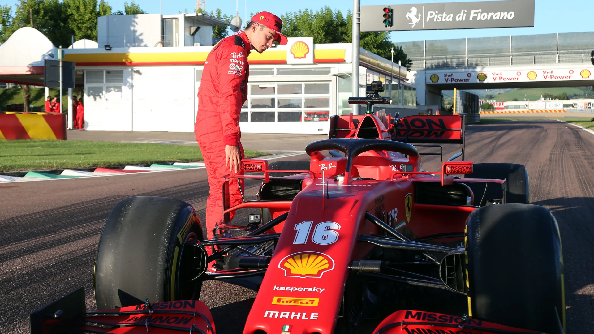 200029-f1-street-demo-maranello.jpg
