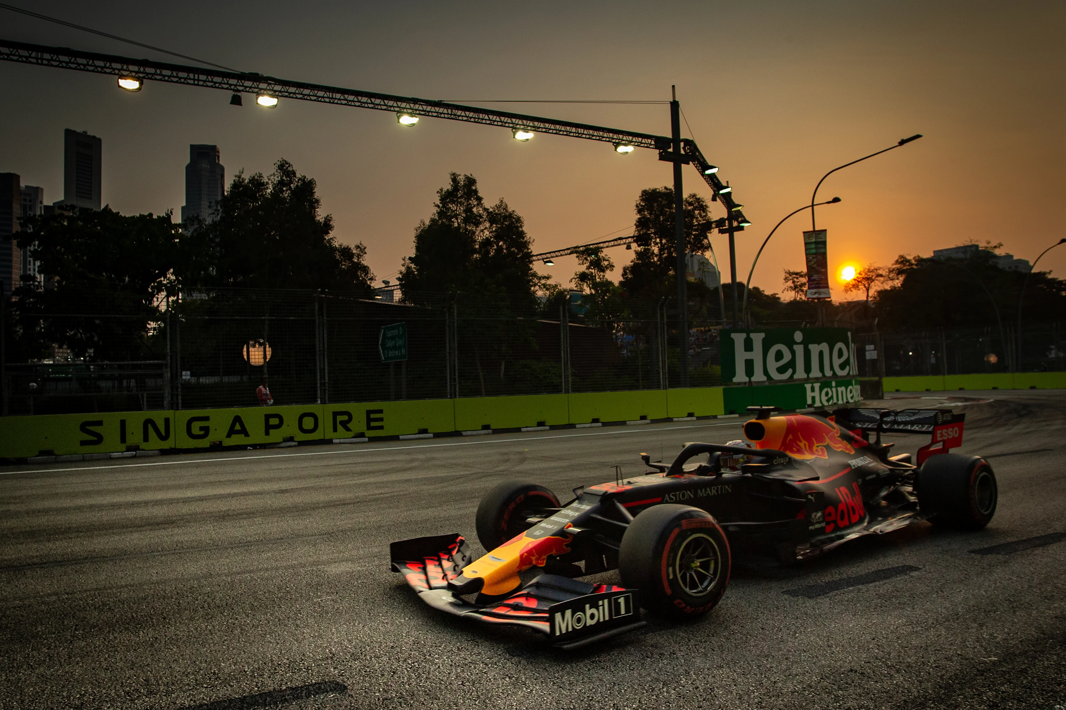 Max Verstappen (NLD) Red Bull Racing RB15.
21.09.2019. Formula 1 World Championship, Rd 15, Singapore Grand Prix, Marina Bay Street Circuit, Singapore, Qualifying Day.
 - www.xpbimages.com, EMail: requests@xpbimages.com - copy of publication required for printed pictures. Every used picture is fee-liable. © Copyright: Bearne / XPB Images