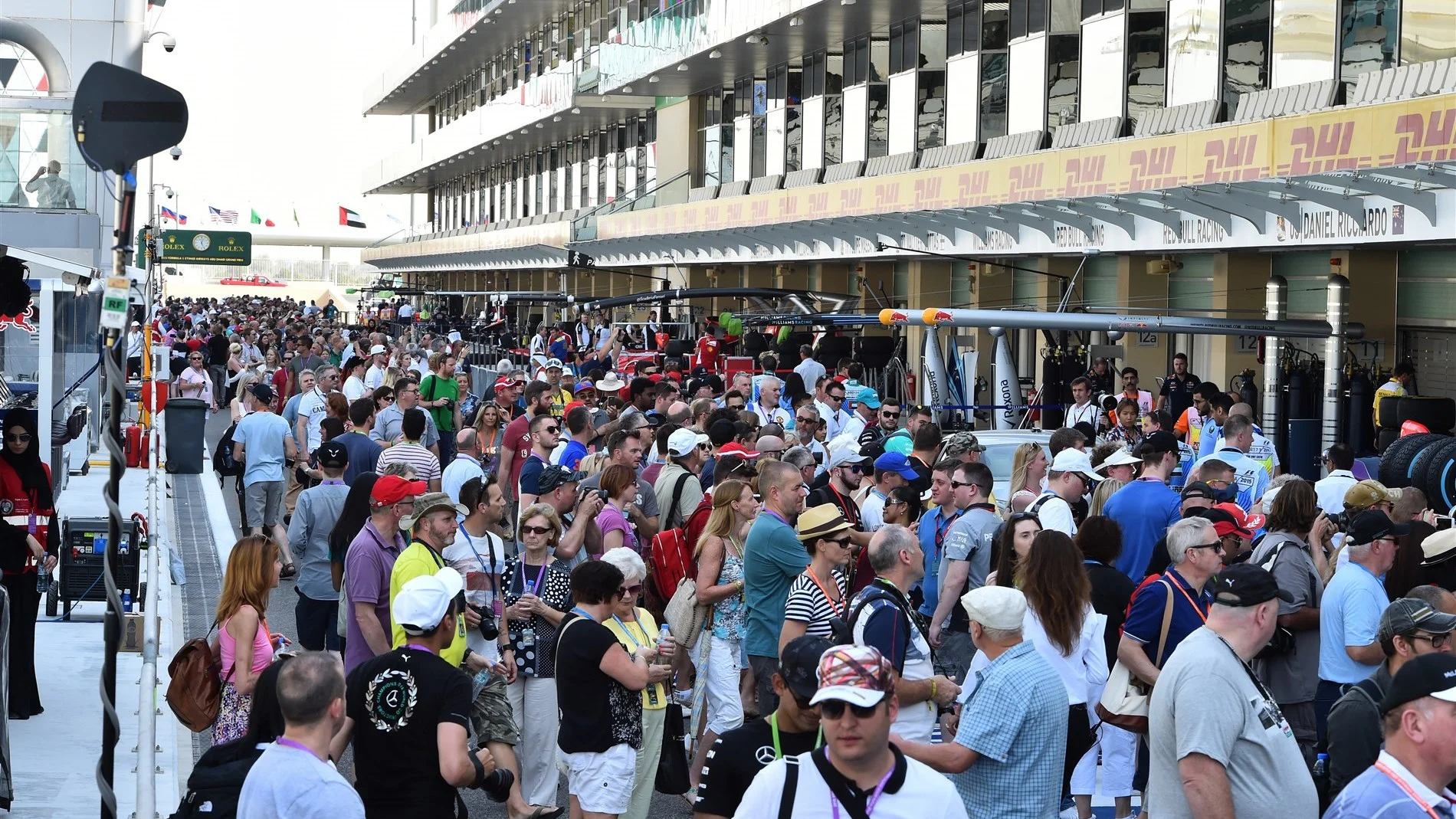 Fans in pit lane at Formula One World Championship, Rd19, Abu Dhabi Grand Prix, Preparations, Yas Marina Circuit, Abu Dhabi, UAE, Thursday 26 November 2015. © Sutton Motorsport Images