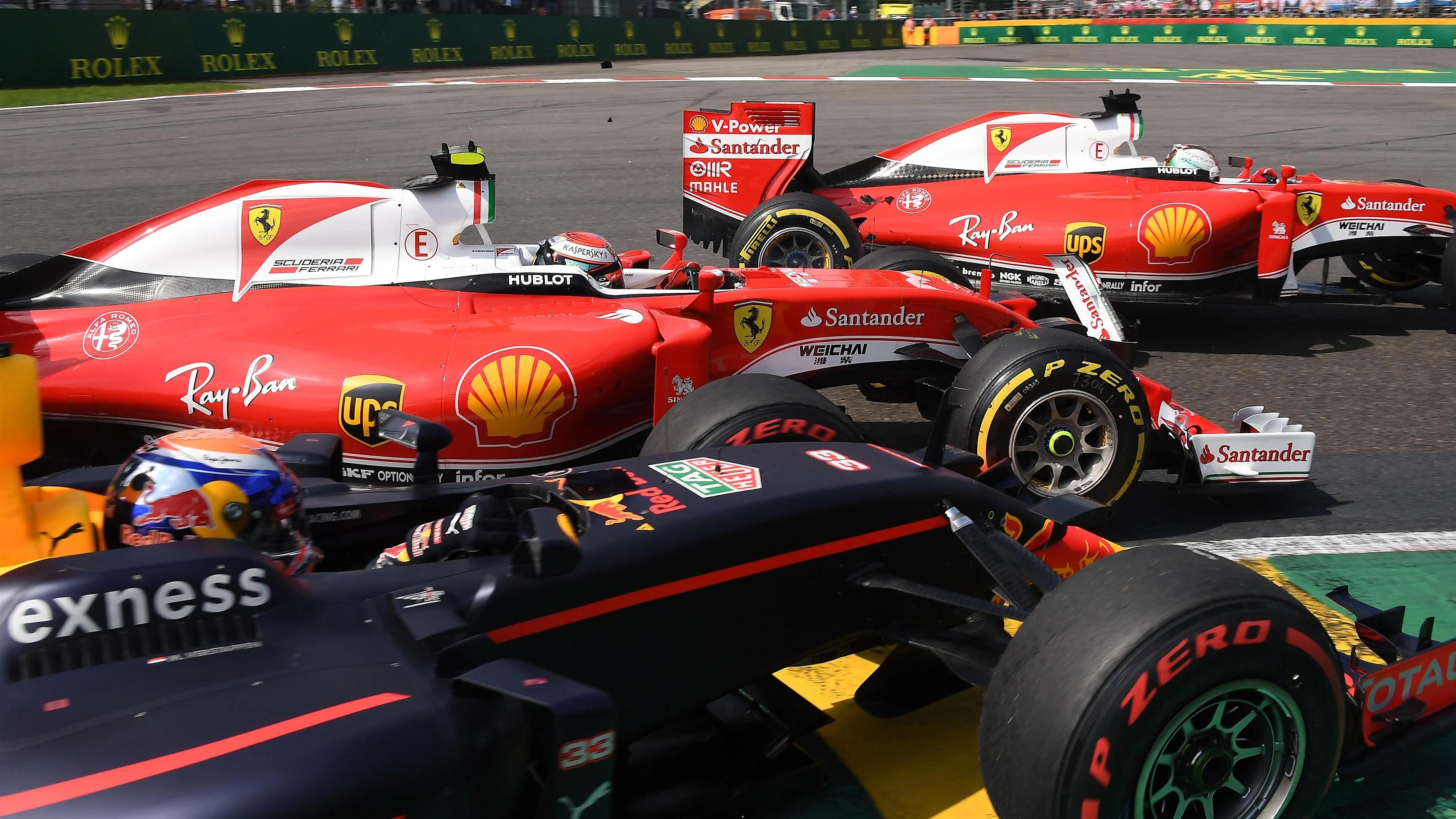 Max Verstappen (NED) Red Bull Racing RB12, Kimi Raikkonen (FIN) Ferrari SF16-H and Sebastian Vettel