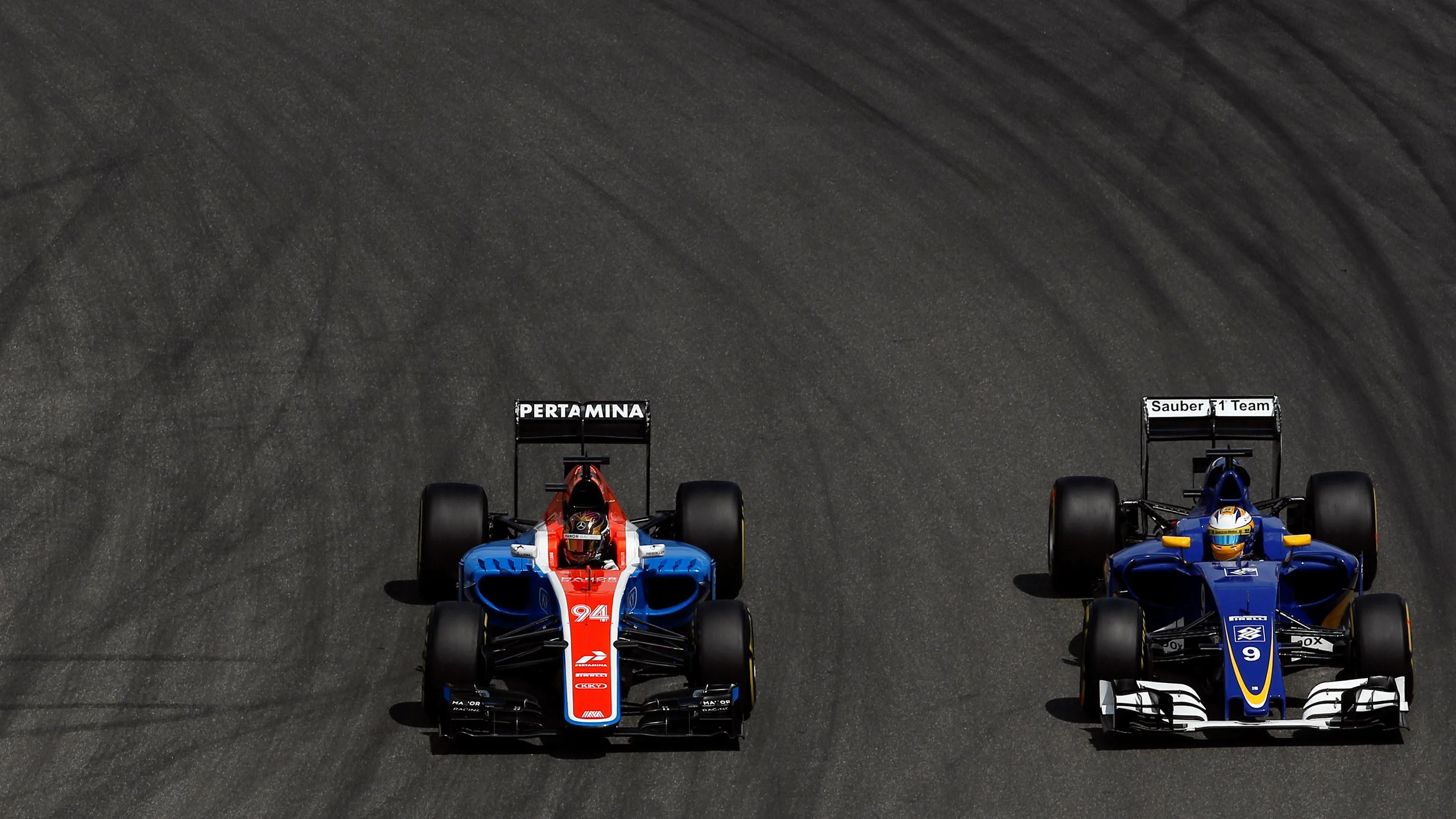 Pascal Wehrlein (GER) Manor Racing MRT05 and Marcus Ericsson (SWE) Sauber C35 at Formula One World