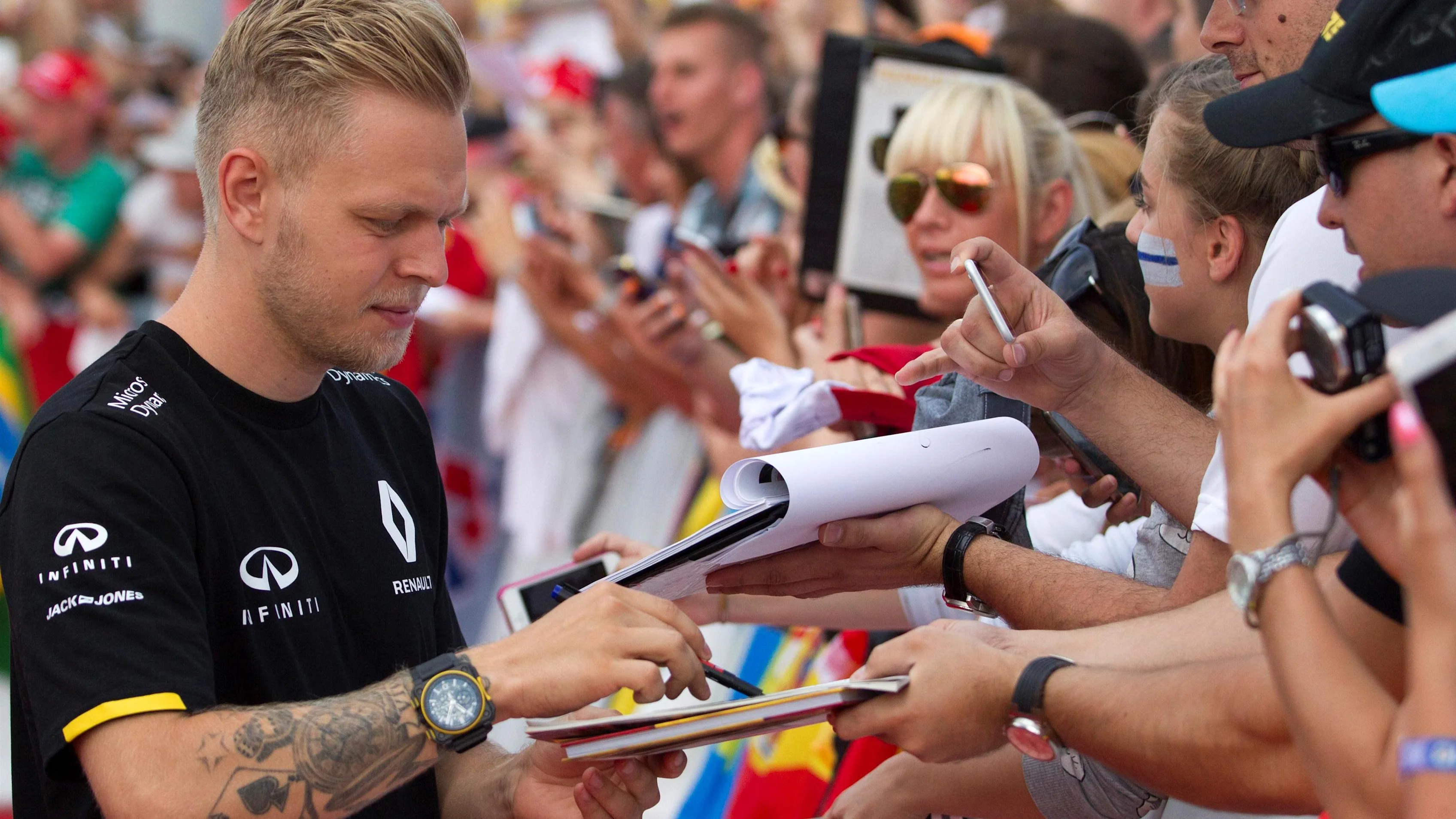Kevin Magnussen (DEN) Renault Sport F1 Team signs autographs for the fans at Formula One World Championship, Rd11, Hungarian Grand Prix, Race, Hungaroring, Hungary, Sunday 24 July 2016. © Sutton Images