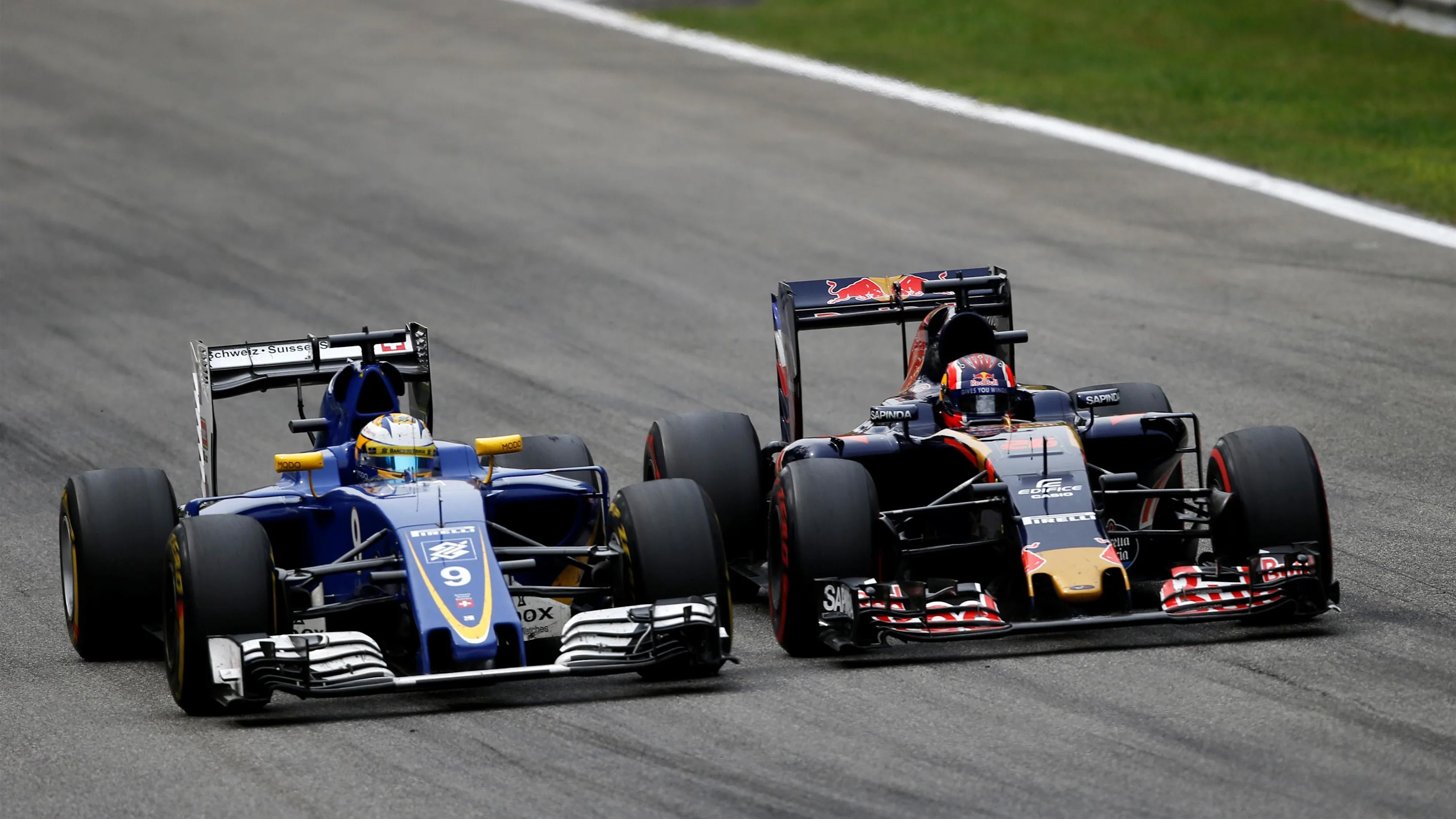 Marcus Ericsson (SWE) Sauber C35 and Daniil Kvyat (RUS) Scuderia Toro Rosso STR11 battle at Formula One World Championship, Rd14, Italian Grand Prix, Race, Monza, Italy, Sunday 4 September 2016. © Sutton Images