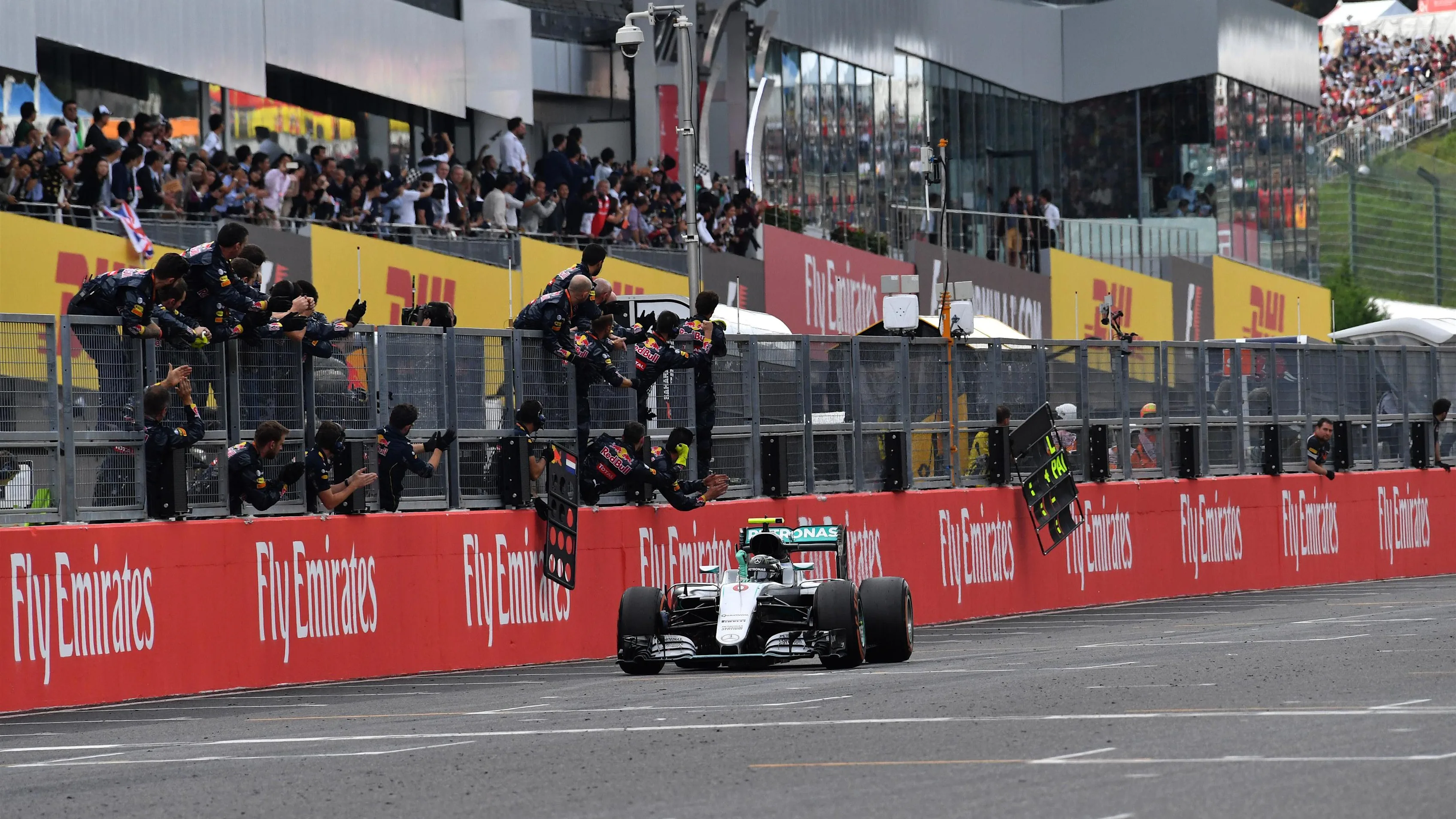 Race winner Nico Rosberg (GER) Mercedes-Benz F1 W07 Hybrid crosses the line at Formula One World