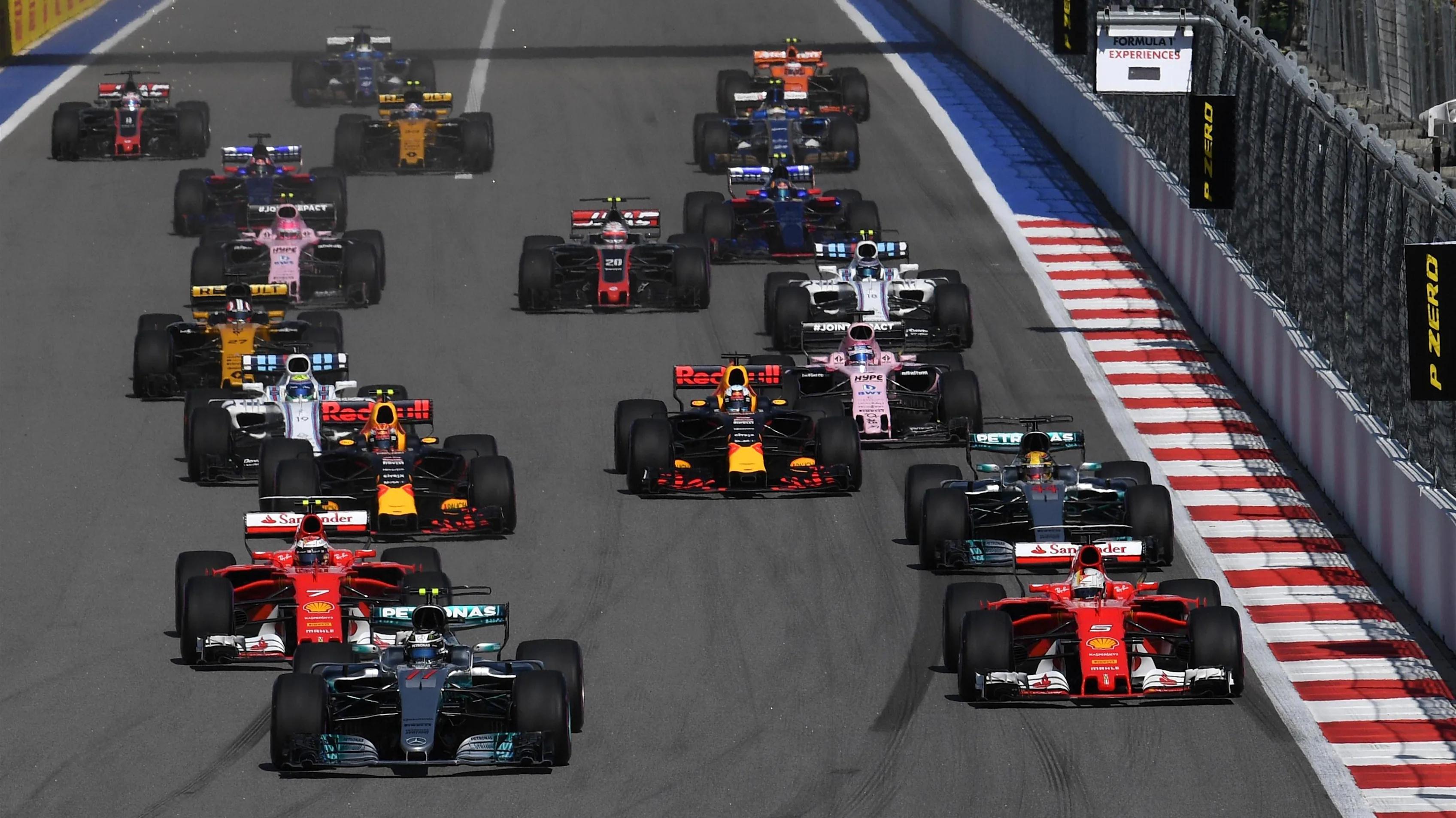 Valtteri Bottas (FIN) Mercedes-Benz F1 W08 Hybrid and Sebastian Vettel (GER) Ferrari SF70-H lead at