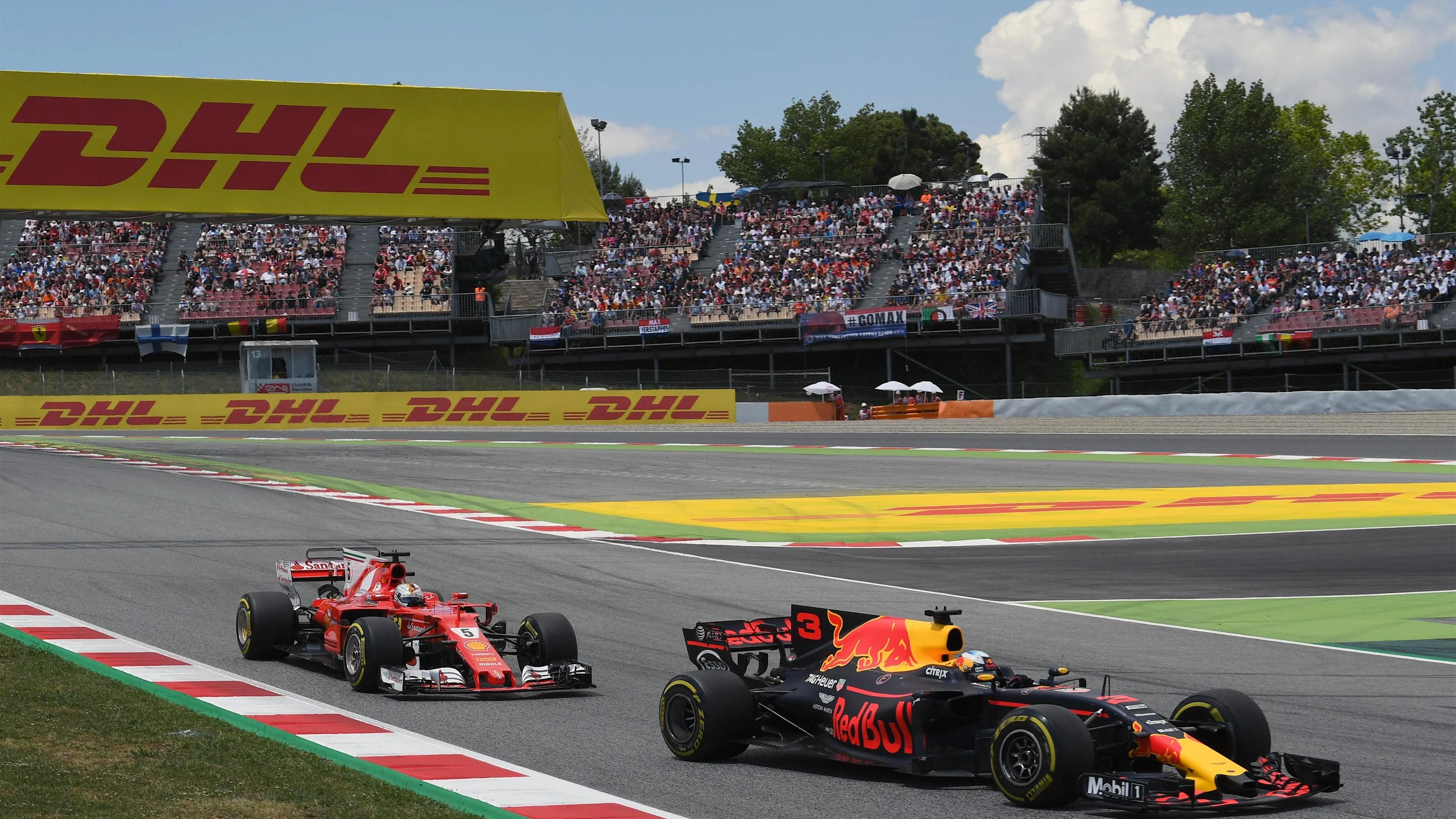 Daniel Ricciardo (AUS) Red Bull Racing RB13 leads Sebastian Vettel (GER) Ferrari SF70-H at Formula