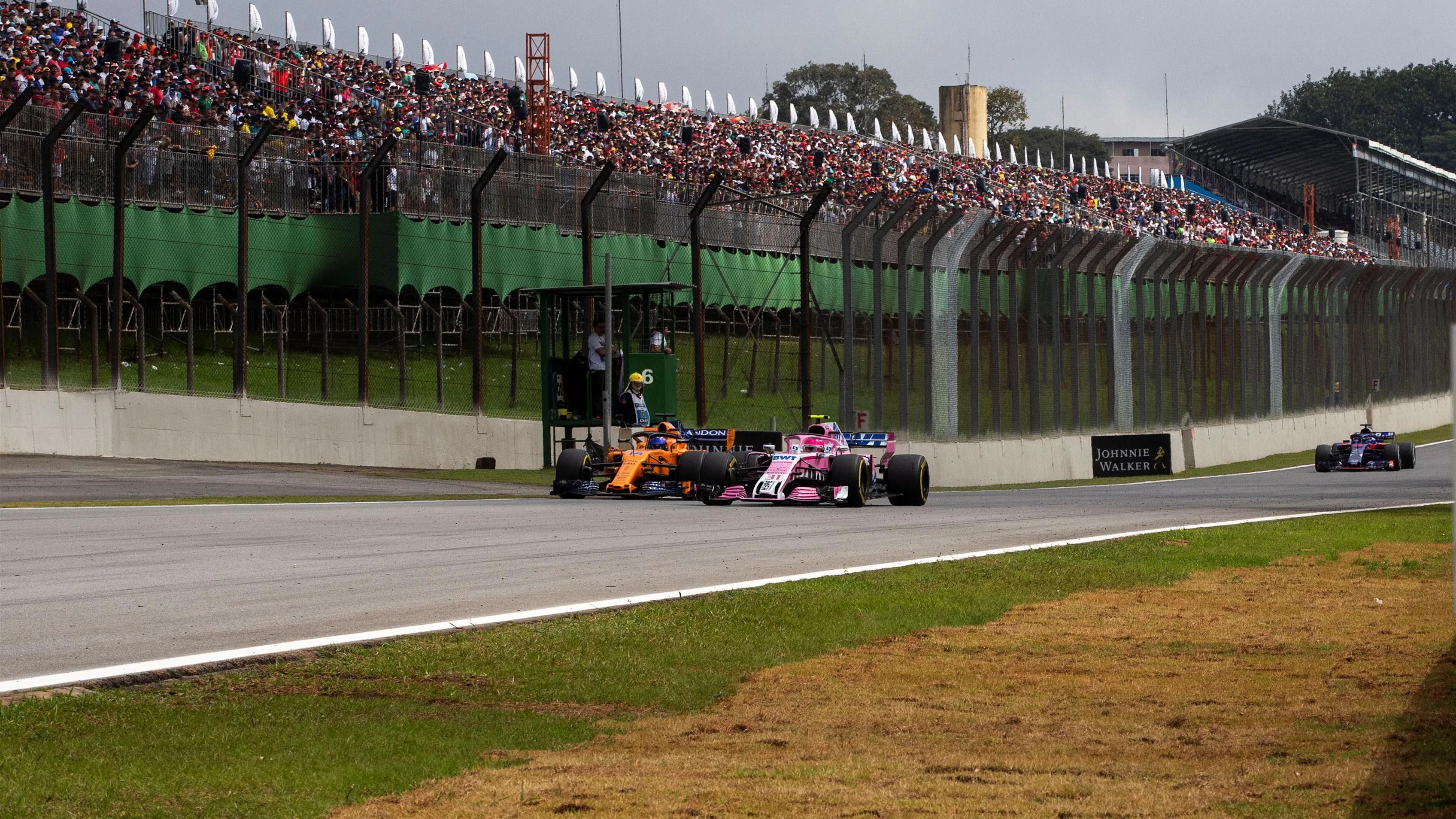 Esteban Ocon, Racing Point Force India VJM11 and Fernando Alonso, McLaren MCL33 battle at Formula