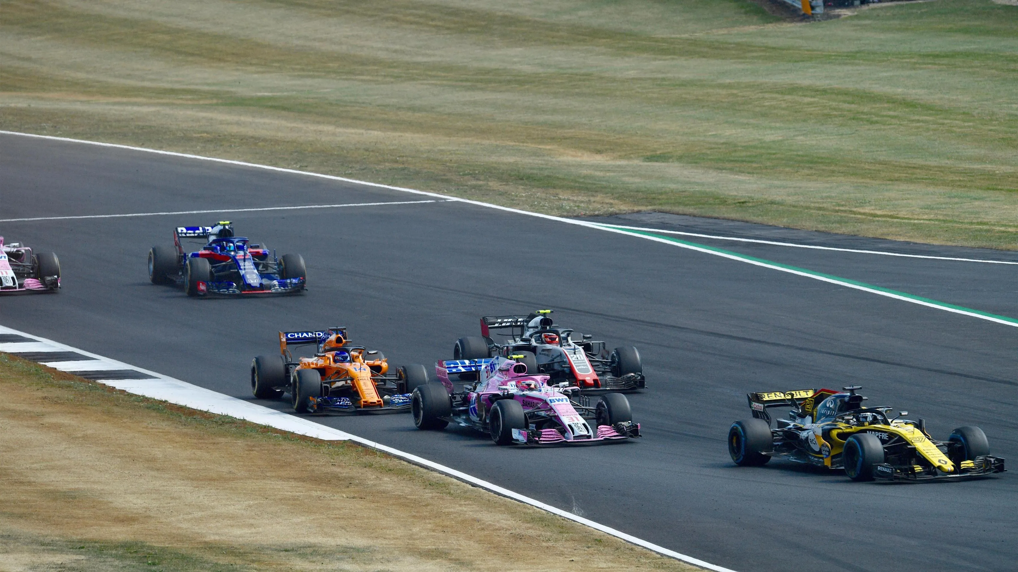 Nico Hulkenberg (GER) Renault Sport F1 Team RS18, Esteban Ocon (FRA) Force India VJM11, Kevin