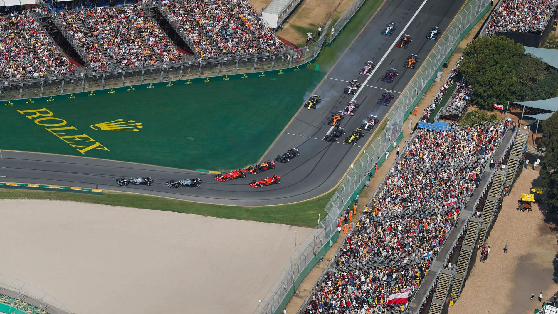 MELBOURNE GRAND PRIX CIRCUIT, AUSTRALIA - MARCH 17: Valtteri Bottas, Mercedes AMG W10, leadsLewis
