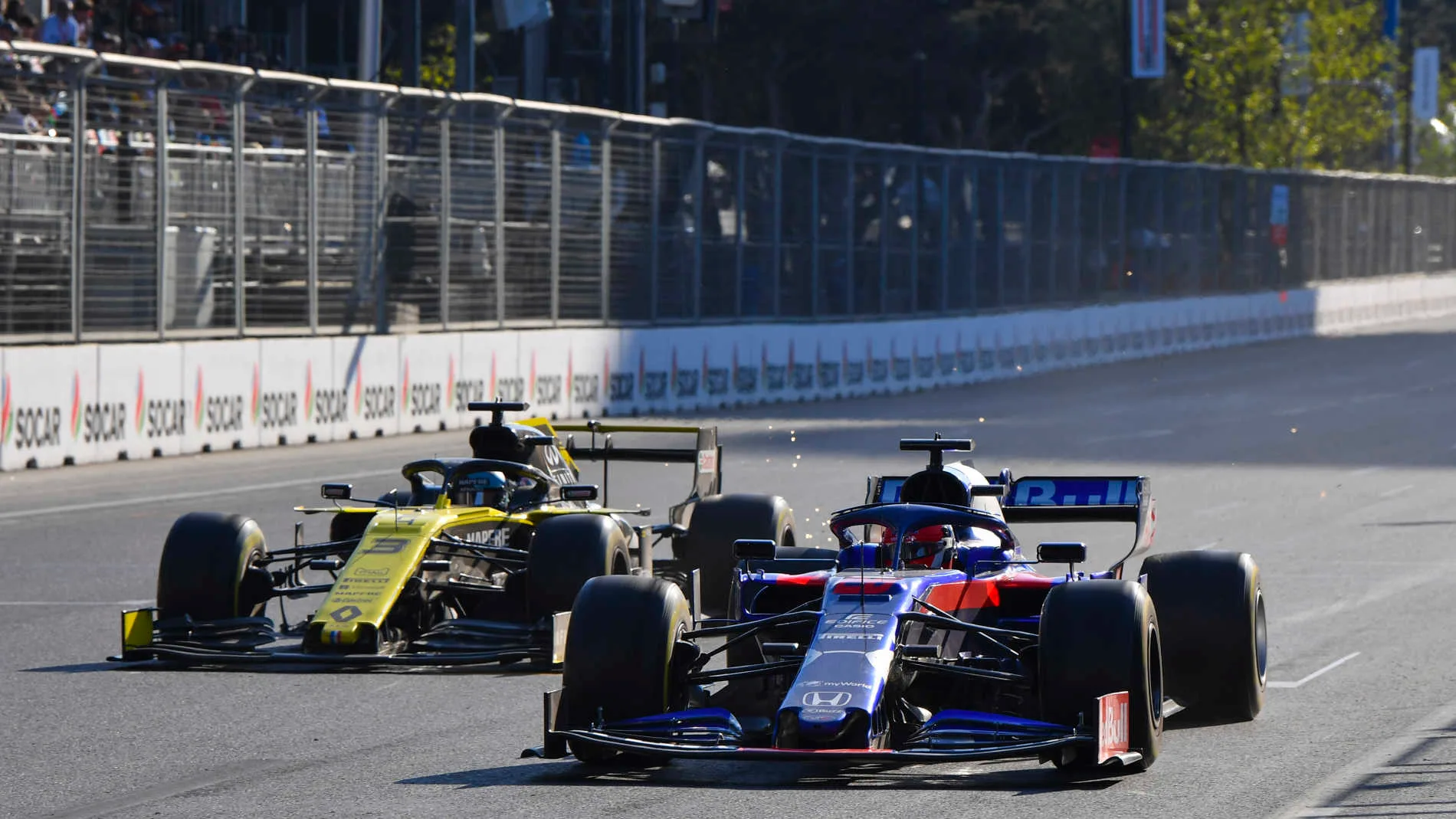 BAKU CITY CIRCUIT, AZERBAIJAN - APRIL 28: Daniil Kvyat, Toro Rosso STR14, leads Daniel Ricciardo,