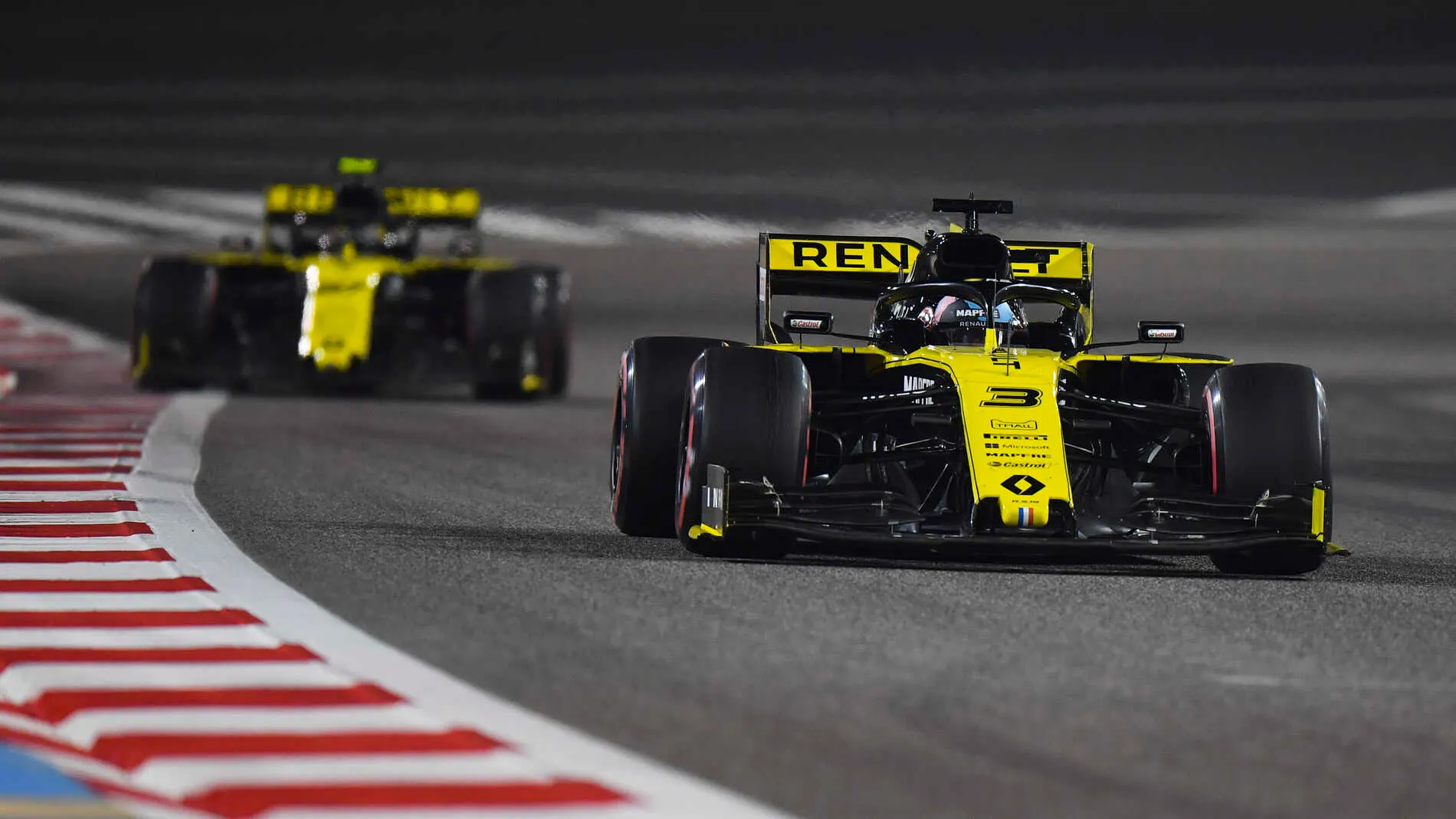 BAHRAIN INTERNATIONAL CIRCUIT, BAHRAIN - MARCH 31: Daniel Ricciardo, Renault R.S.19, leads Nico