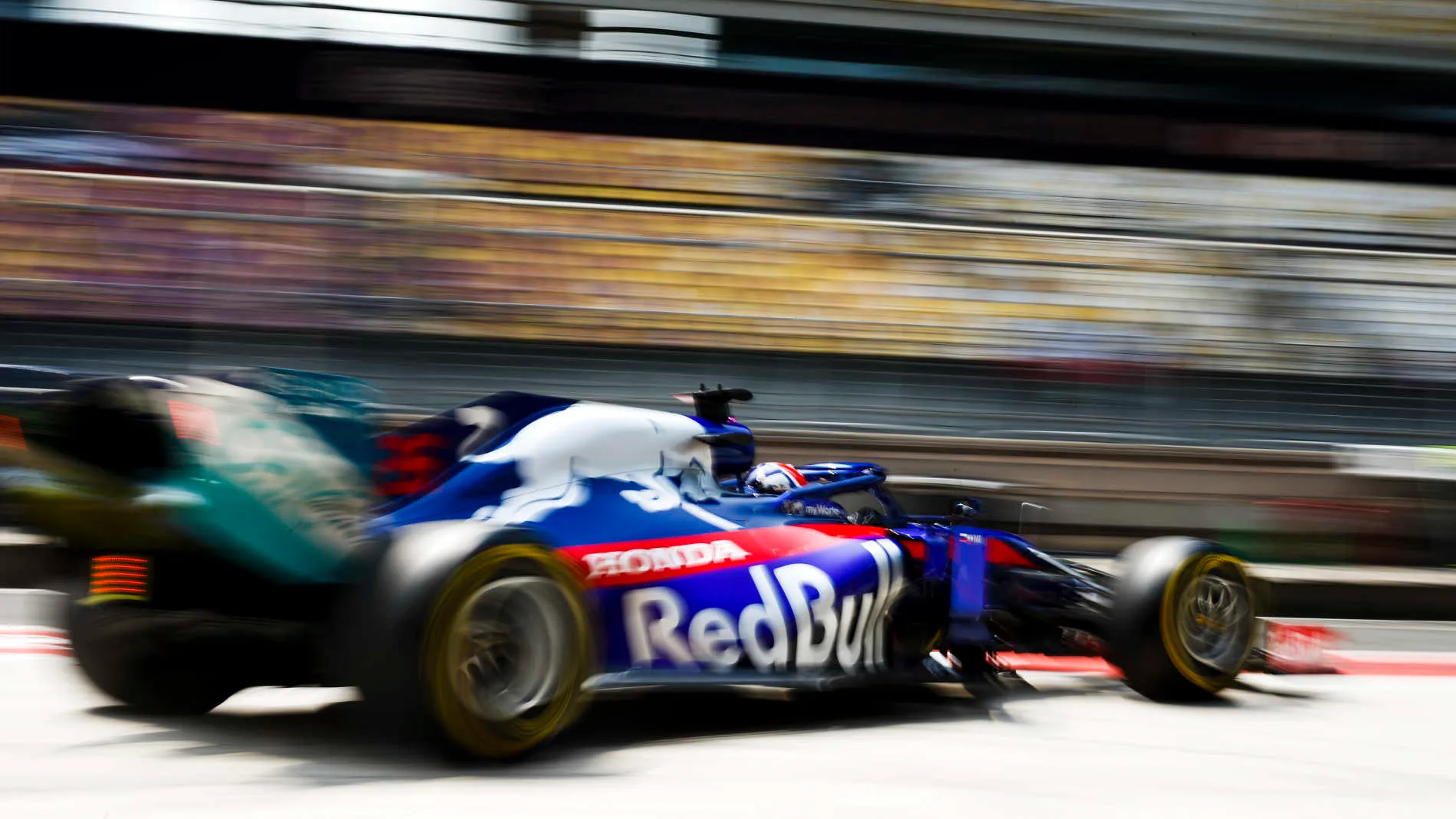 SHANGHAI INTERNATIONAL CIRCUIT, CHINA - APRIL 12: Daniil Kvyat, Toro Rosso STR14 during the Chinese