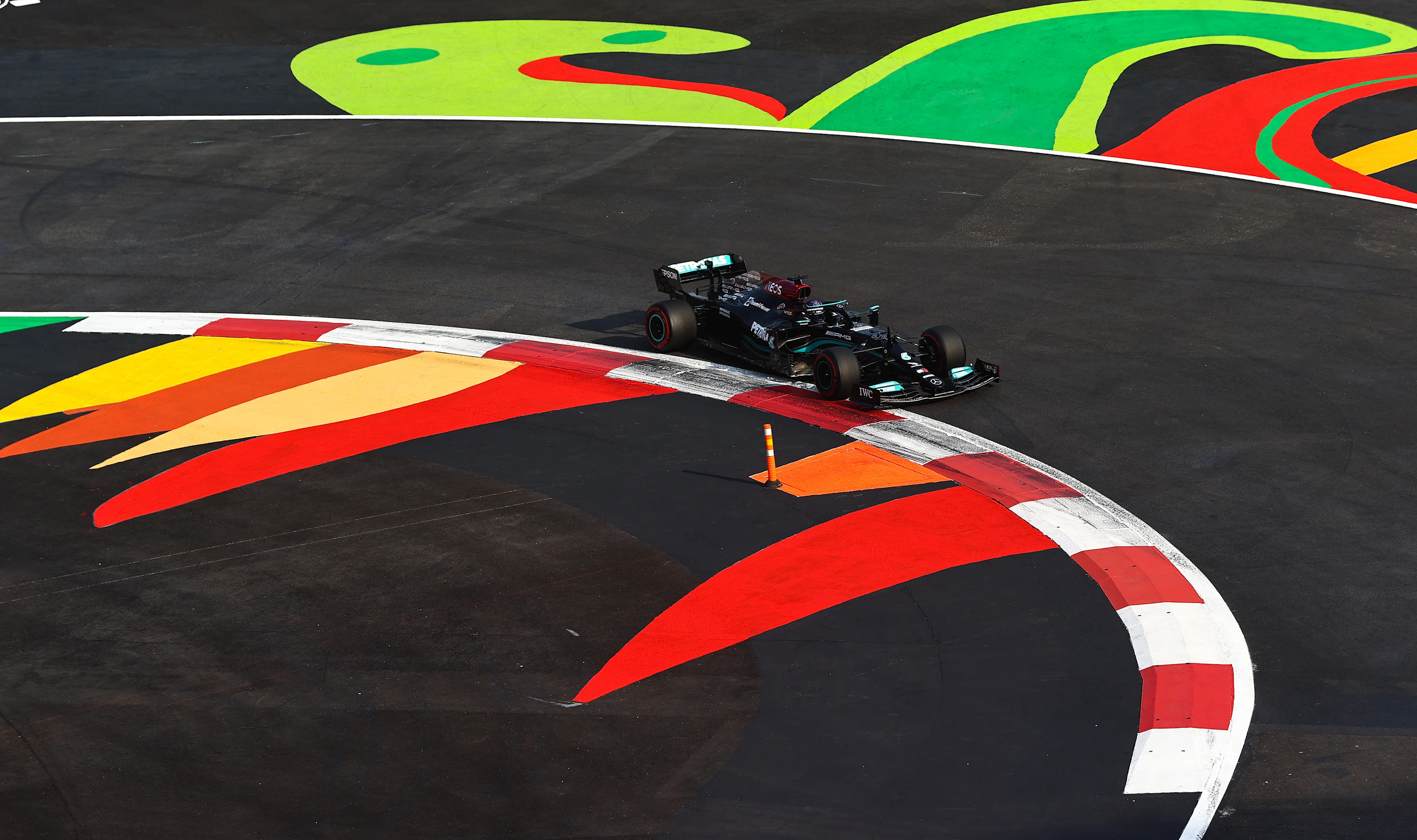 MEXICO CITY, MEXICO - NOVEMBER 05: Lewis Hamilton of Great Britain driving the (44) Mercedes AMG