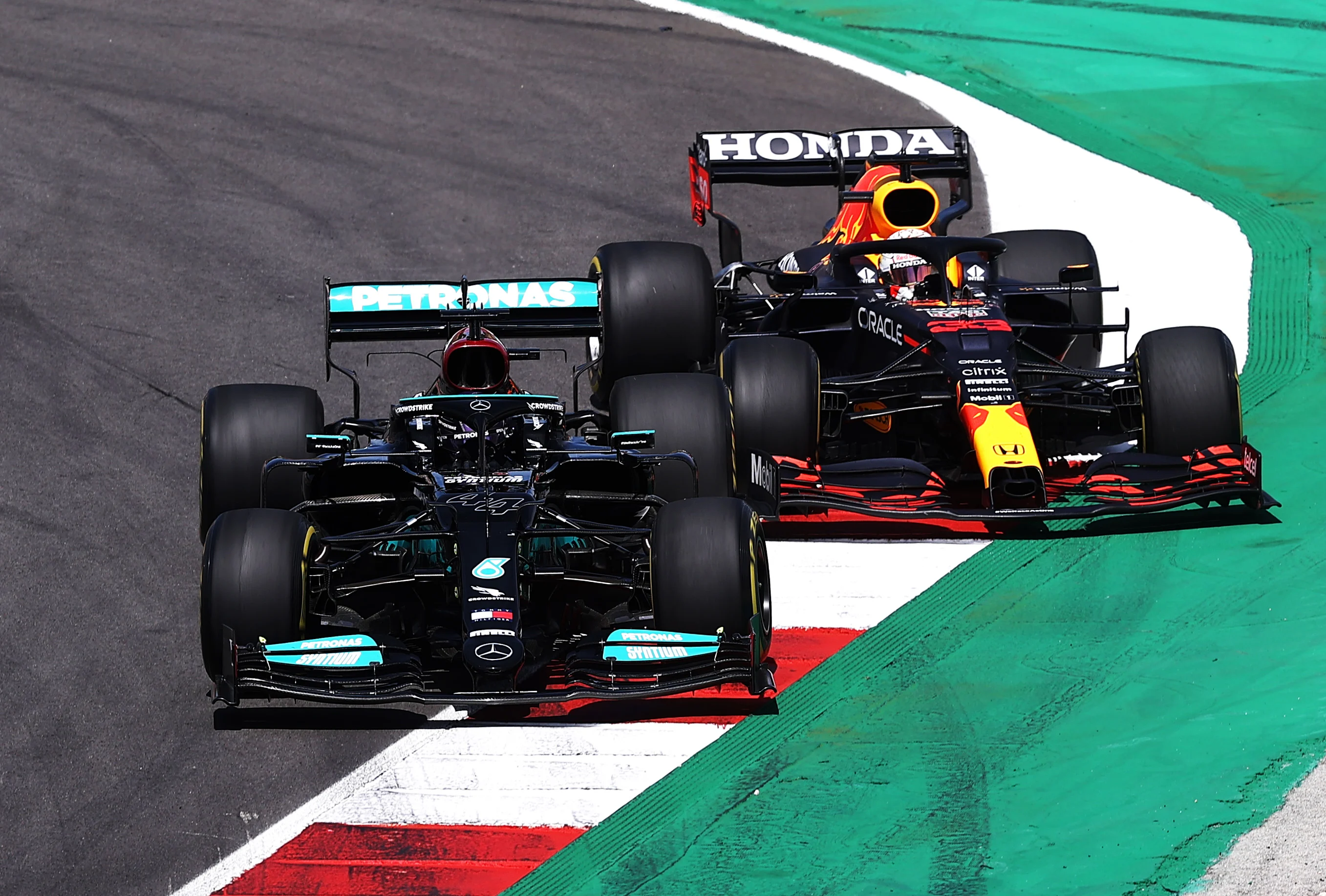 PORTIMAO, PORTUGAL - MAY 02: Lewis Hamilton of Great Britain driving the (44) Mercedes AMG Petronas F1 Team Mercedes W12 leads Max Verstappen of the Netherlands driving the (33) Red Bull Racing RB16B Honda on track during the F1 Grand Prix of Portugal at Autodromo Internacional Do Algarve on May 02, 2021 in Portimao, Portugal. (Photo by Lars Baron/Getty Images)