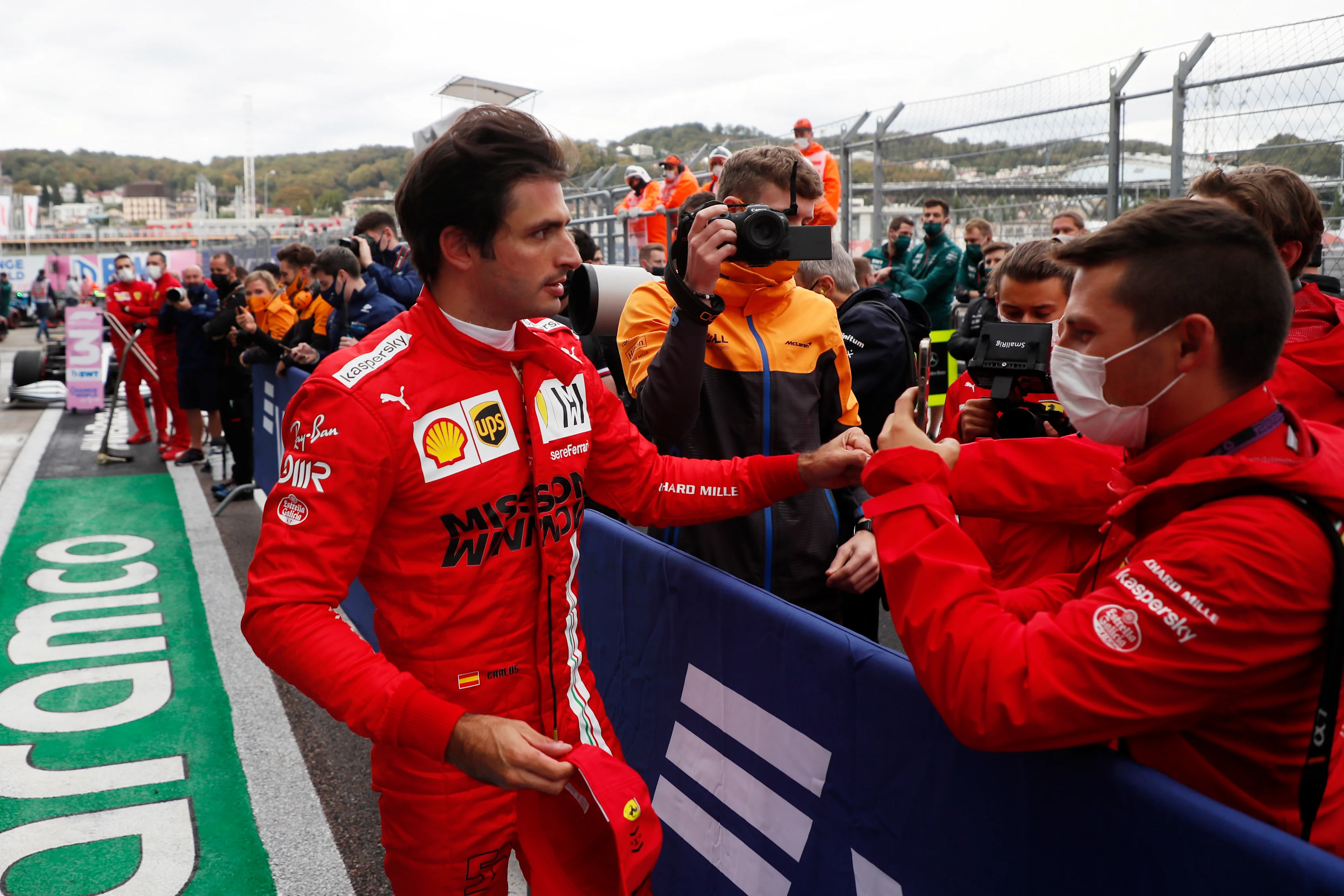 SOCHI, RUSSIA - SEPTEMBER 25: Second place qualifier Carlos Sainz of Spain and Ferrari celebrates in parc ferme during qualifying ahead of the F1 Grand Prix of Russia at Sochi Autodrom on September 25, 2021 in Sochi, Russia. (Photo by Yuri Kochetkov - Pool/Getty Images)