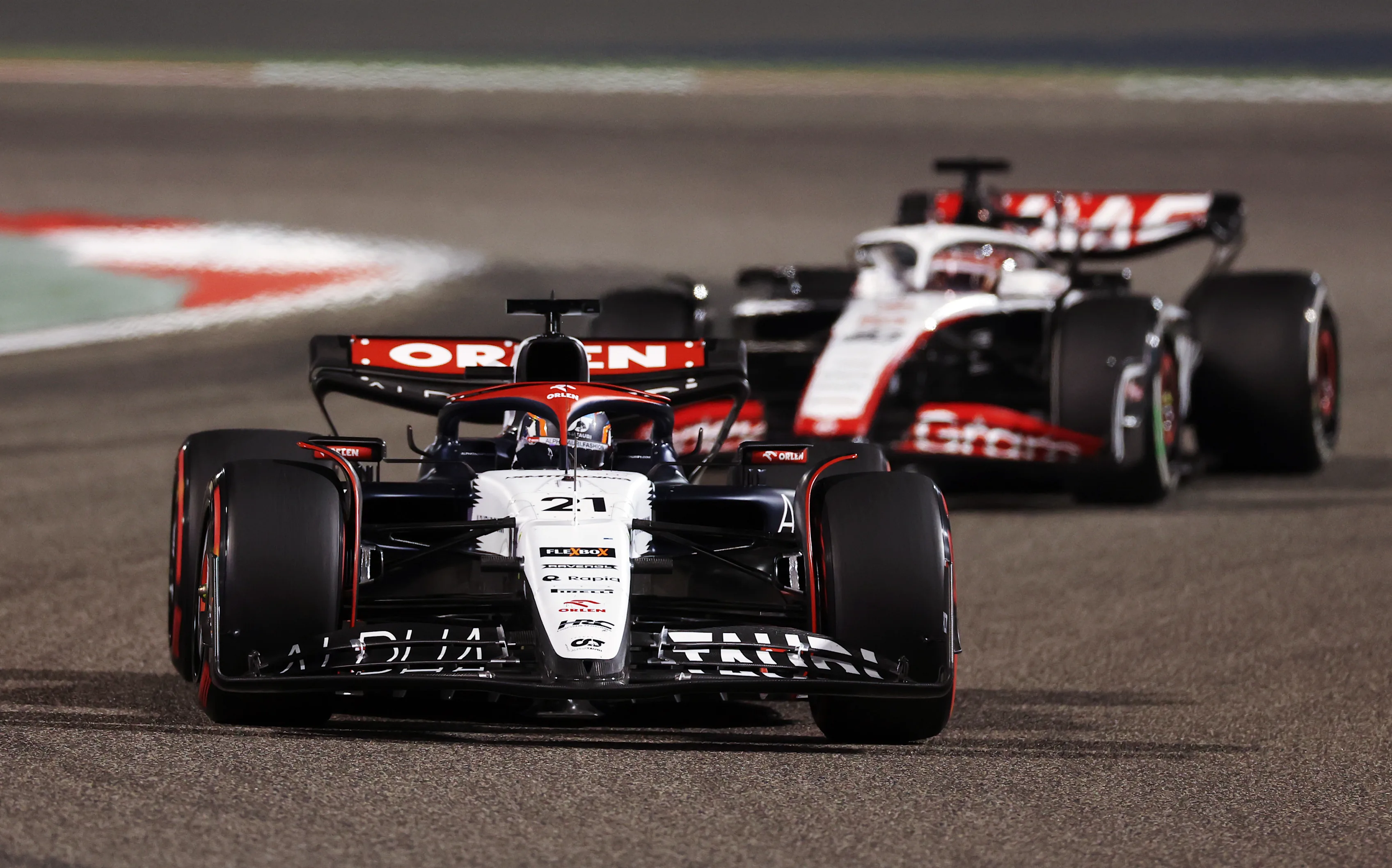 BAHRAIN, BAHRAIN - MARCH 05: Nyck de Vries of Netherlands driving the (21) Scuderia AlphaTauri AT04 leads Kevin Magnussen of Denmark driving the (20) Haas F1 VF-23 Ferrari during the F1 Grand Prix of Bahrain at Bahrain International Circuit on March 05, 2023 in Bahrain, Bahrain. (Photo by Lars Baron/Getty Images)