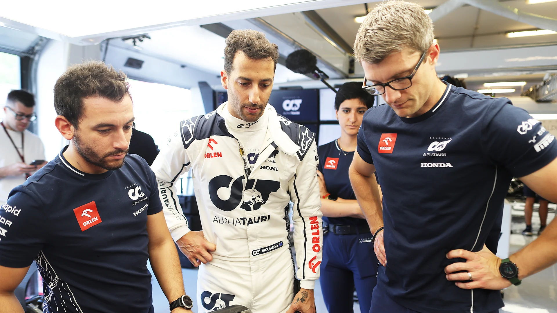 ricciardo-hungary-garage-2023-2.png