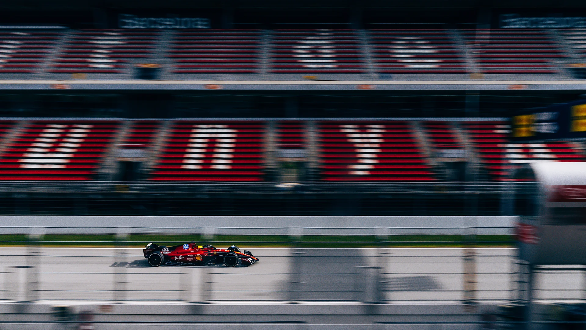 hamilton-barcelona-ferrari-test-2025-2.png