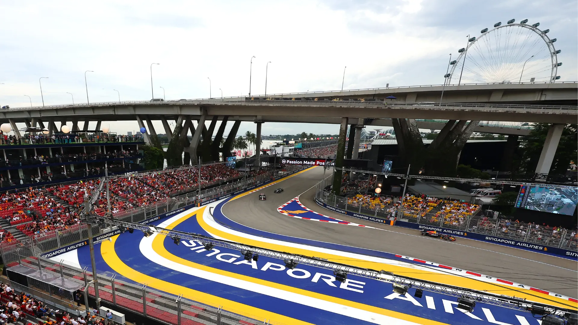 SINGAPORE, SINGAPORE - OCTOBER 03: Alexander Albon of Thailand driving the (23) Williams FW47